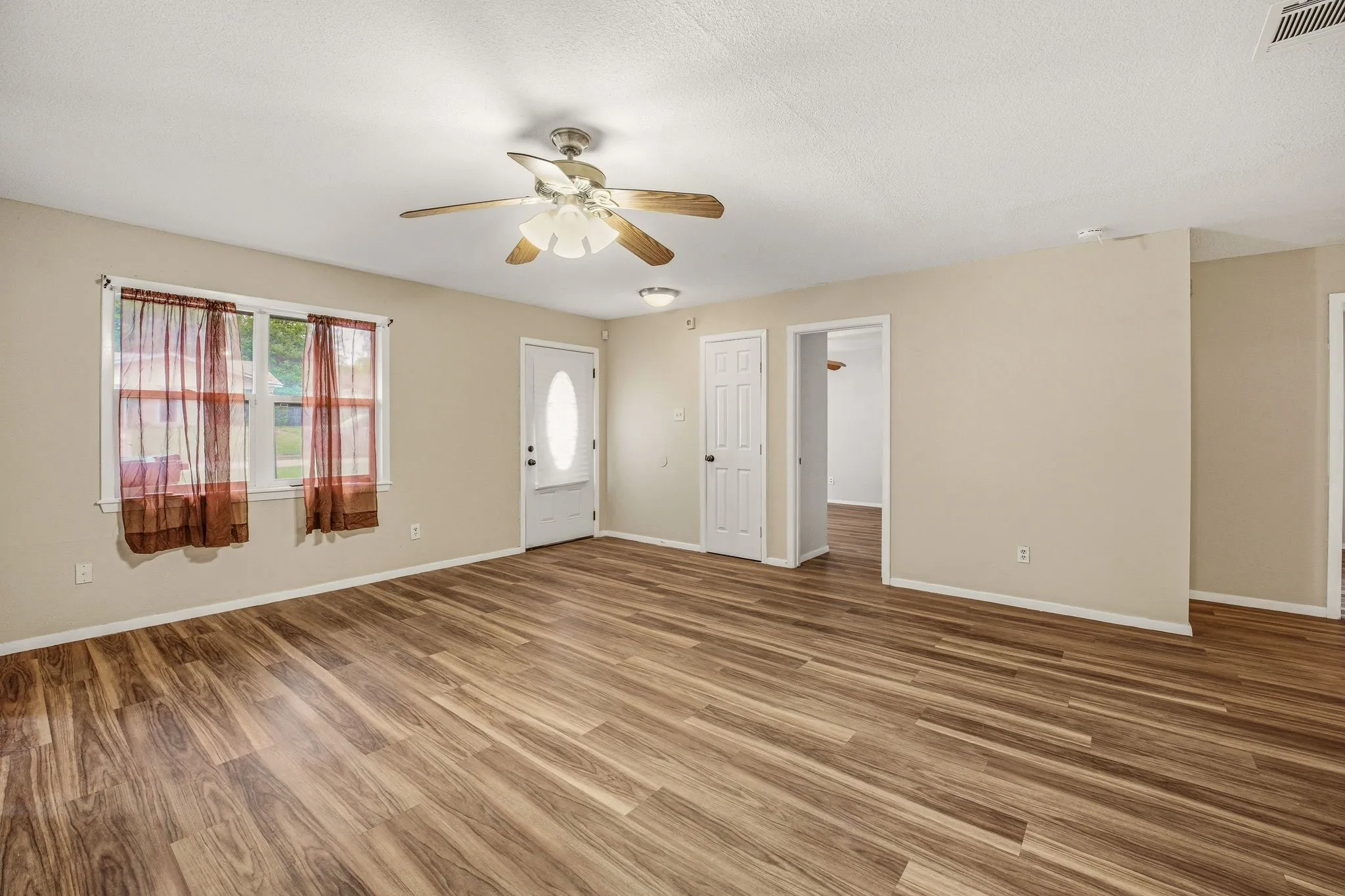 Single Family Residence For Sale in Tarrant County , 1602 Marie Terrace, Arlington, Texas 76010, 4 Bedroom, 2 Bathroom, Garage spaces, 3,064 Sqft, built in 1968, mls#21241690, Real Estate Agent in Arlington, Homes For Sale in Tarrant county, Homes For Sale in Arlington, Realtor in Arlington Texas, Real Estate Brokerage Independent Realty Texas, Luminita Cordes Realtor