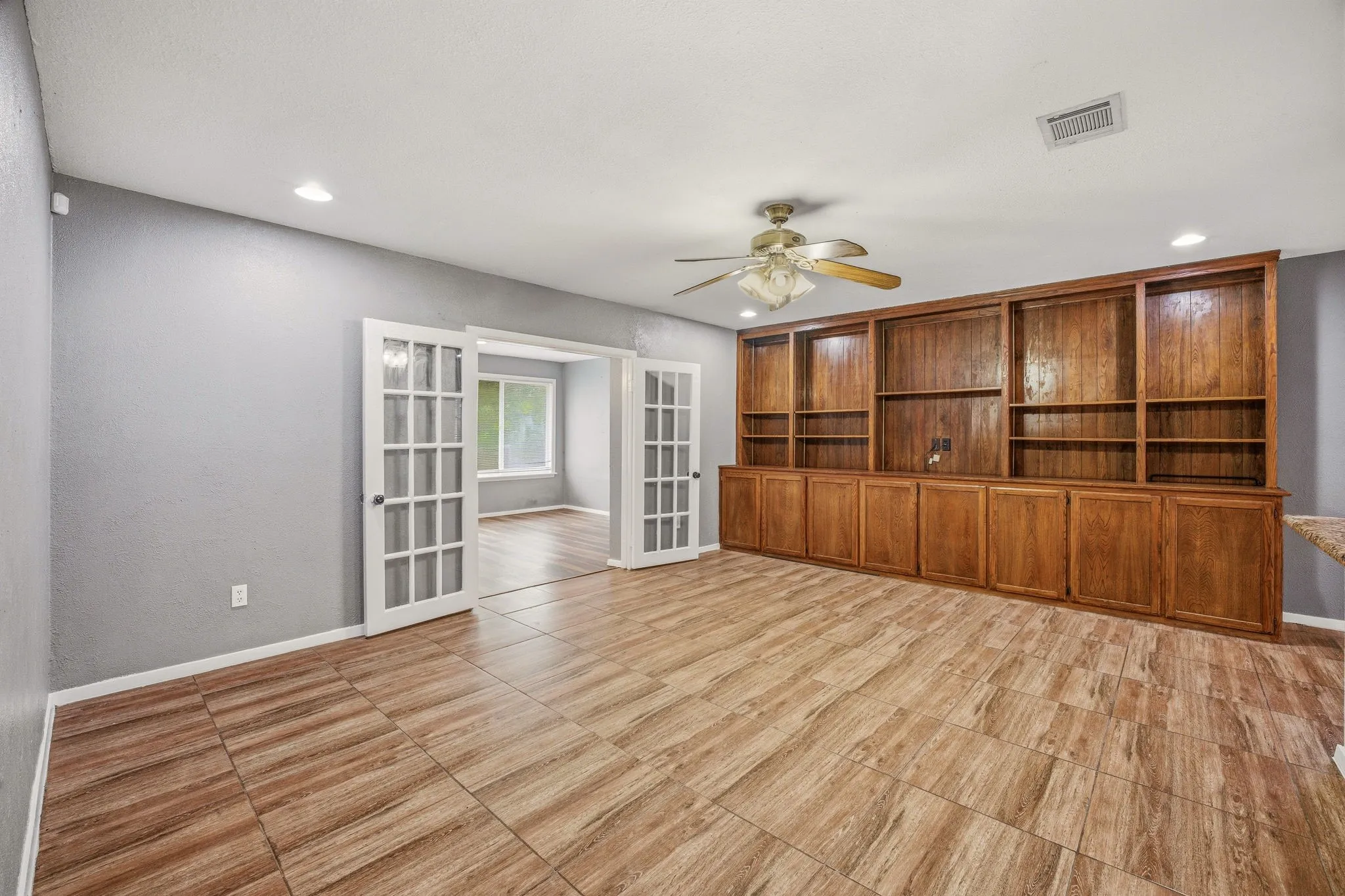 Single Family Residence For Sale in Tarrant County , 1602 Marie Terrace, Arlington, Texas 76010, 4 Bedroom, 2 Bathroom, Garage spaces, 3,064 Sqft, built in 1968, mls#21241690, Real Estate Agent in Arlington, Homes For Sale in Tarrant county, Homes For Sale in Arlington, Realtor in Arlington Texas, Real Estate Brokerage Independent Realty Texas, Luminita Cordes Realtor