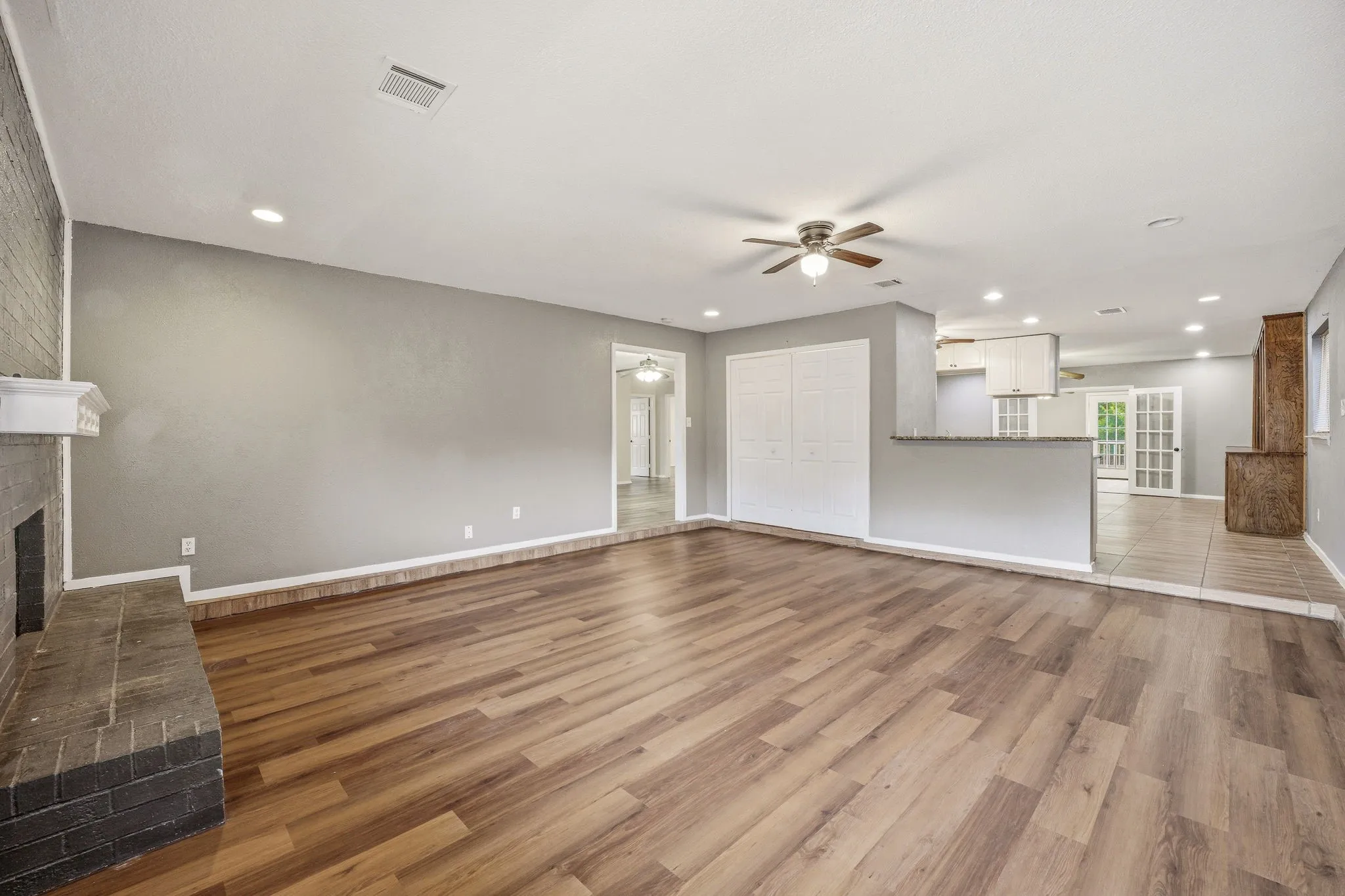 Single Family Residence For Sale in Tarrant County , 1602 Marie Terrace, Arlington, Texas 76010, 4 Bedroom, 2 Bathroom, Garage spaces, 3,064 Sqft, built in 1968, mls#21241690, Real Estate Agent in Arlington, Homes For Sale in Tarrant county, Homes For Sale in Arlington, Realtor in Arlington Texas, Real Estate Brokerage Independent Realty Texas, Luminita Cordes Realtor