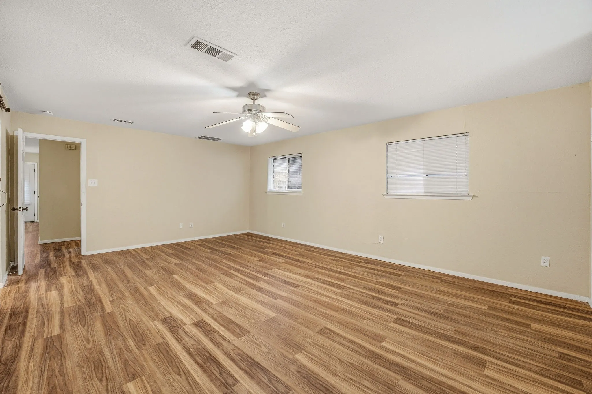 Single Family Residence For Sale in Tarrant County , 1602 Marie Terrace, Arlington, Texas 76010, 4 Bedroom, 2 Bathroom, Garage spaces, 3,064 Sqft, built in 1968, mls#21241690, Real Estate Agent in Arlington, Homes For Sale in Tarrant county, Homes For Sale in Arlington, Realtor in Arlington Texas, Real Estate Brokerage Independent Realty Texas, Luminita Cordes Realtor