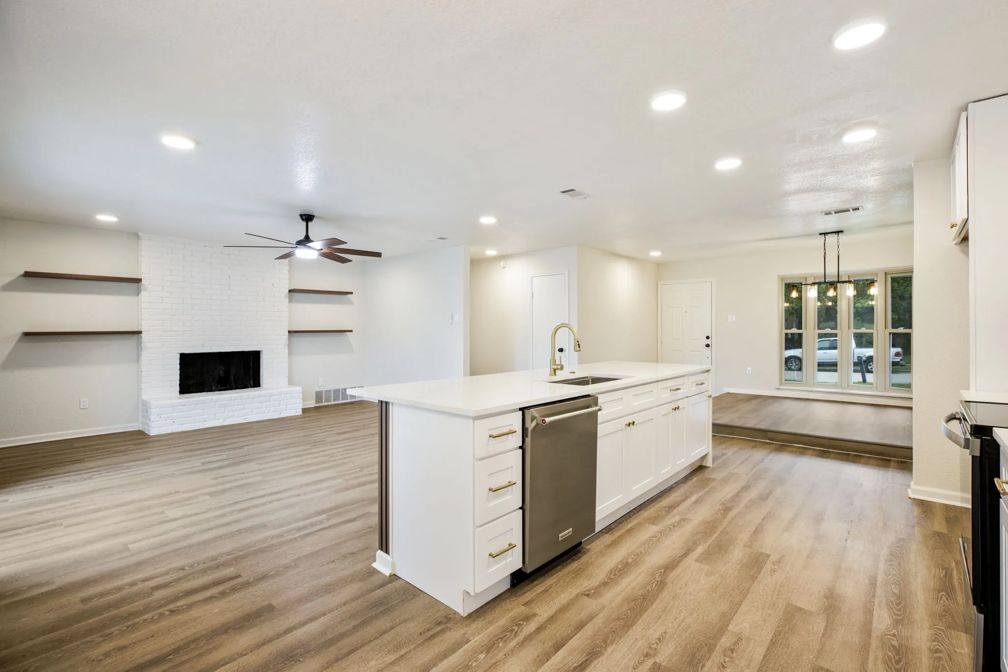 Single Family Residence For Sale in Dallas County , 718 Tacoma Drive, Garland, Texas 75043, 4 Bedroom, 2 Bathroom, 2 Garage spaces, 1,835 Sqft, built in 1975, mls#21243143, Real Estate Agent in Garland, Homes For Sale in Dallas county, Homes For Sale in Garland, Realtor in Garland Texas, Real Estate Brokerage Independent Realty Texas, Luminita Cordes Realtor