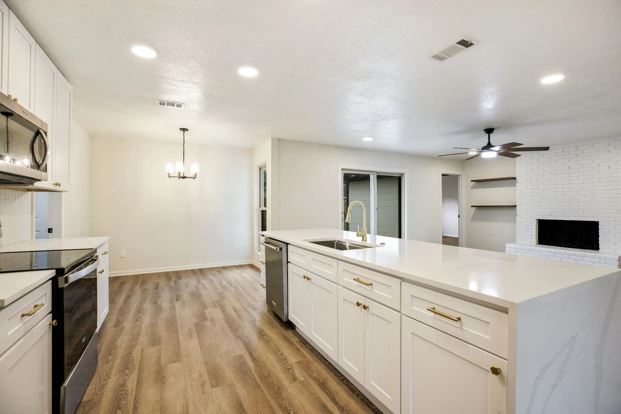 Single Family Residence For Sale in Dallas County , 718 Tacoma Drive, Garland, Texas 75043, 4 Bedroom, 2 Bathroom, 2 Garage spaces, 1,835 Sqft, built in 1975, mls#21243143, Real Estate Agent in Garland, Homes For Sale in Dallas county, Homes For Sale in Garland, Realtor in Garland Texas, Real Estate Brokerage Independent Realty Texas, Luminita Cordes Realtor