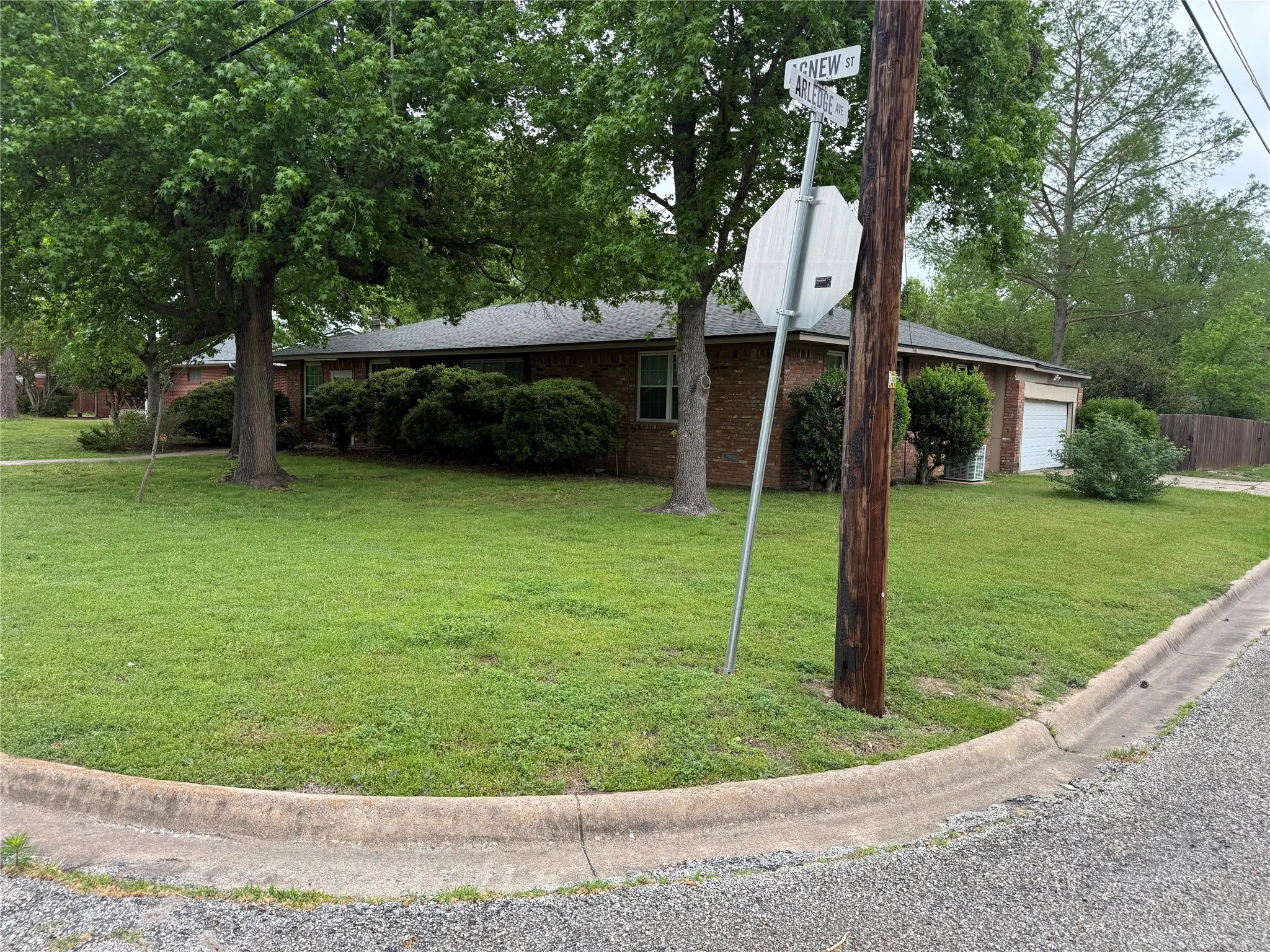 Single Family Residence For Sale in Fannin County , 2200 Agnew Street, Bonham, Texas 75418, 3 Bedroom, 2 Bathroom, 1 Garage spaces, 1,965 Sqft, built in 1960, mls#21242719, Real Estate Agent in Bonham, Homes For Sale in Fannin county, Homes For Sale in Bonham, Realtor in Bonham Texas, Real Estate Brokerage Independent Realty Texas, Luminita Cordes Realtor