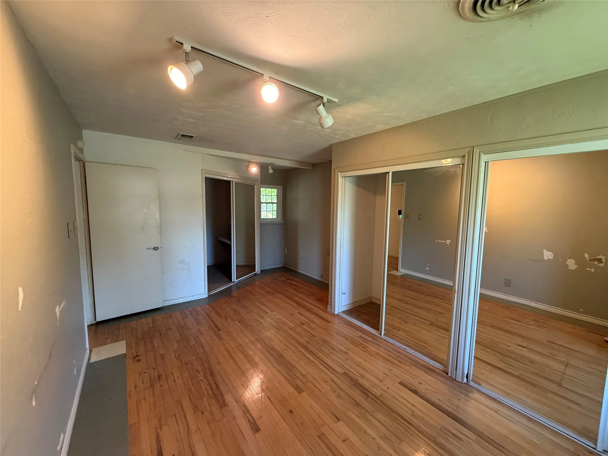 Single Family Residence For Sale in Fannin County , 2200 Agnew Street, Bonham, Texas 75418, 3 Bedroom, 2 Bathroom, 1 Garage spaces, 1,965 Sqft, built in 1960, mls#21242719, Real Estate Agent in Bonham, Homes For Sale in Fannin county, Homes For Sale in Bonham, Realtor in Bonham Texas, Real Estate Brokerage Independent Realty Texas, Luminita Cordes Realtor