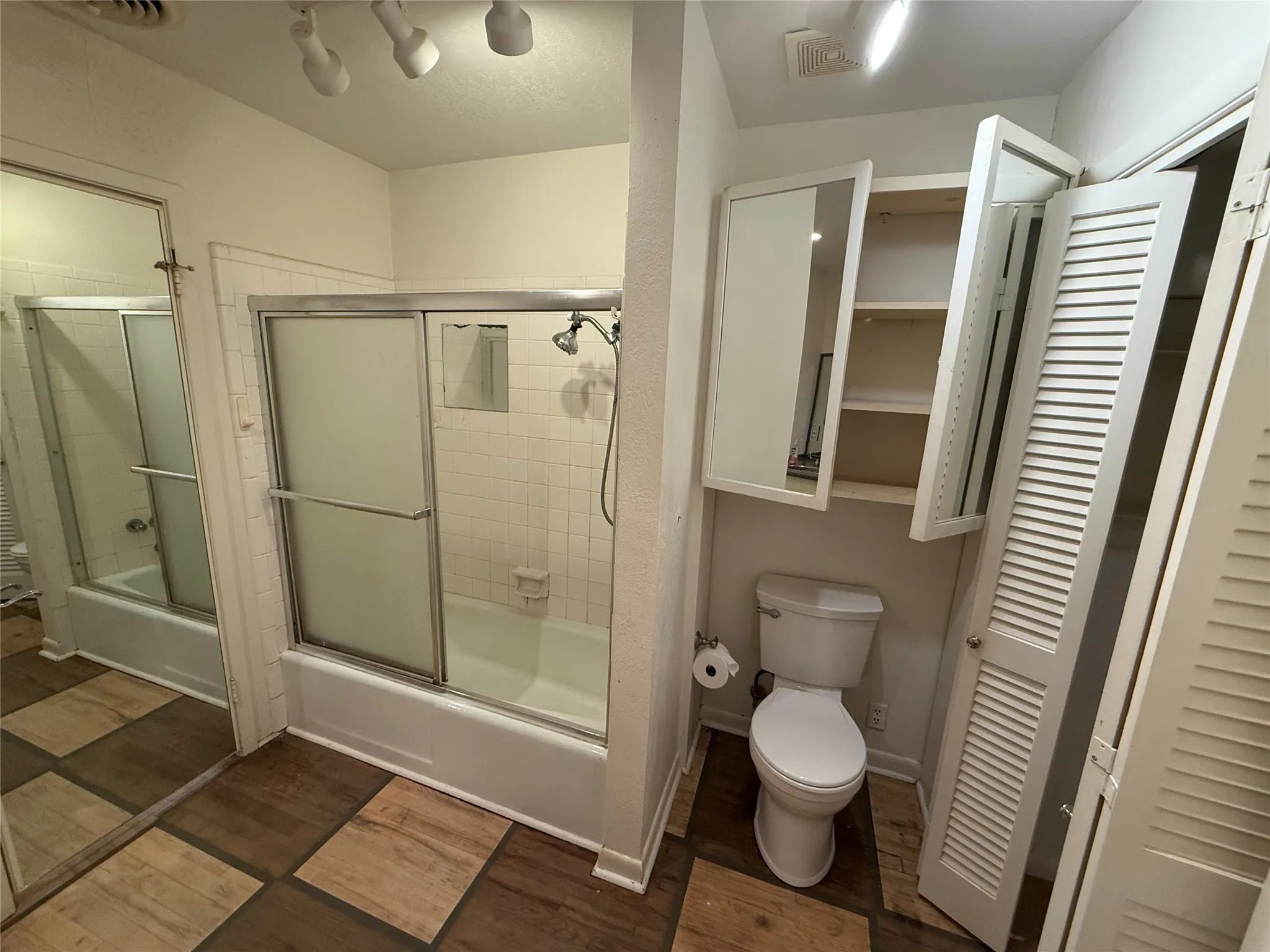 Single Family Residence For Sale in Fannin County , 2200 Agnew Street, Bonham, Texas 75418, 3 Bedroom, 2 Bathroom, 1 Garage spaces, 1,965 Sqft, built in 1960, mls#21242719, Real Estate Agent in Bonham, Homes For Sale in Fannin county, Homes For Sale in Bonham, Realtor in Bonham Texas, Real Estate Brokerage Independent Realty Texas, Luminita Cordes Realtor