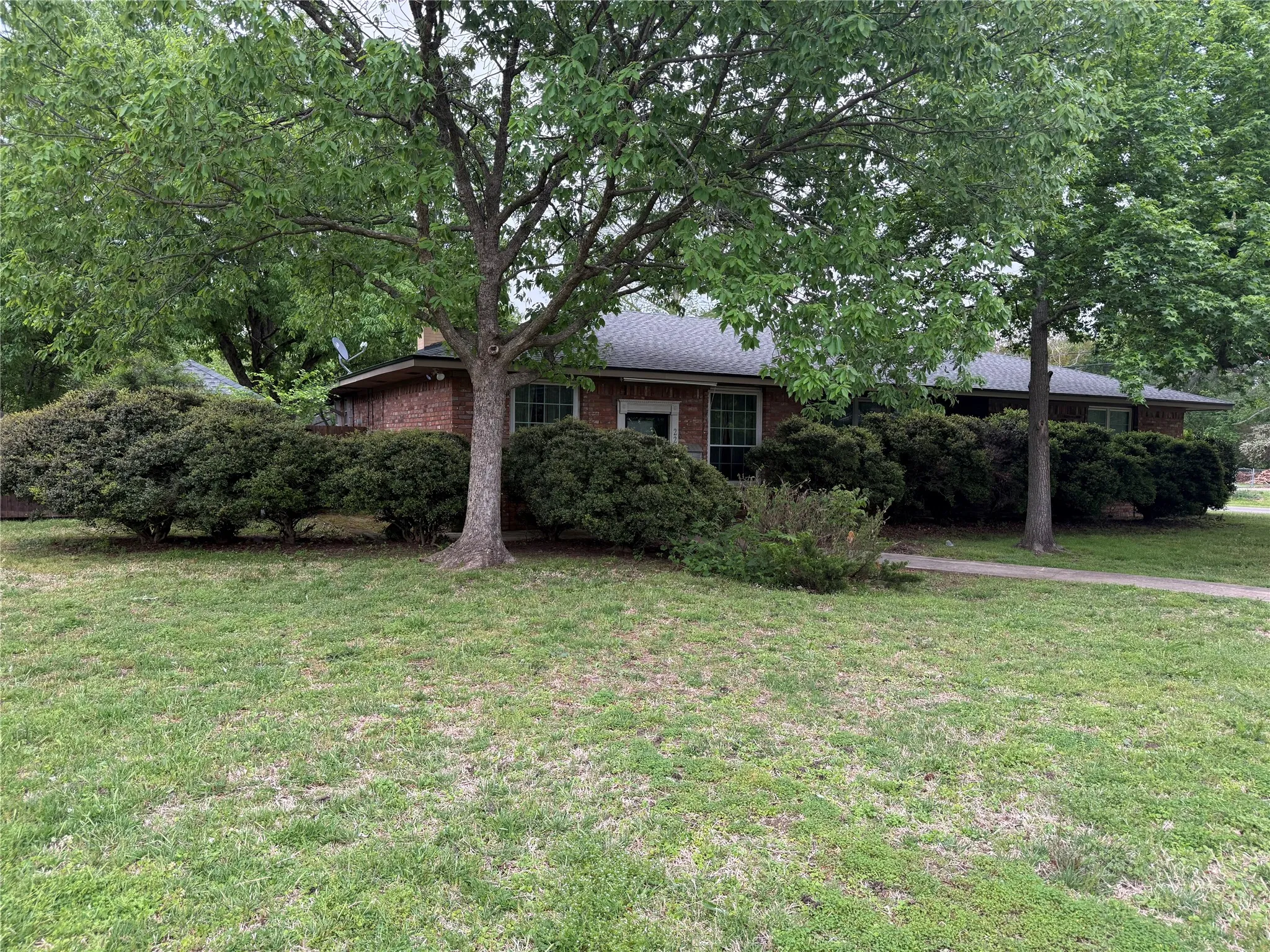 Single Family Residence For Sale in Fannin County , 2200 Agnew Street, Bonham, Texas 75418, 3 Bedroom, 2 Bathroom, 1 Garage spaces, 1,965 Sqft, built in 1960, mls#21242719, Real Estate Agent in Bonham, Homes For Sale in Fannin county, Homes For Sale in Bonham, Realtor in Bonham Texas, Real Estate Brokerage Independent Realty Texas, Luminita Cordes Realtor