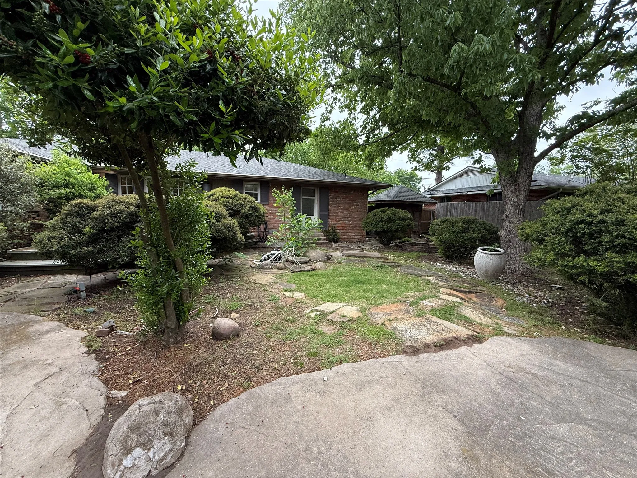 Single Family Residence For Sale in Fannin County , 2200 Agnew Street, Bonham, Texas 75418, 3 Bedroom, 2 Bathroom, 1 Garage spaces, 1,965 Sqft, built in 1960, mls#21242719, Real Estate Agent in Bonham, Homes For Sale in Fannin county, Homes For Sale in Bonham, Realtor in Bonham Texas, Real Estate Brokerage Independent Realty Texas, Luminita Cordes Realtor