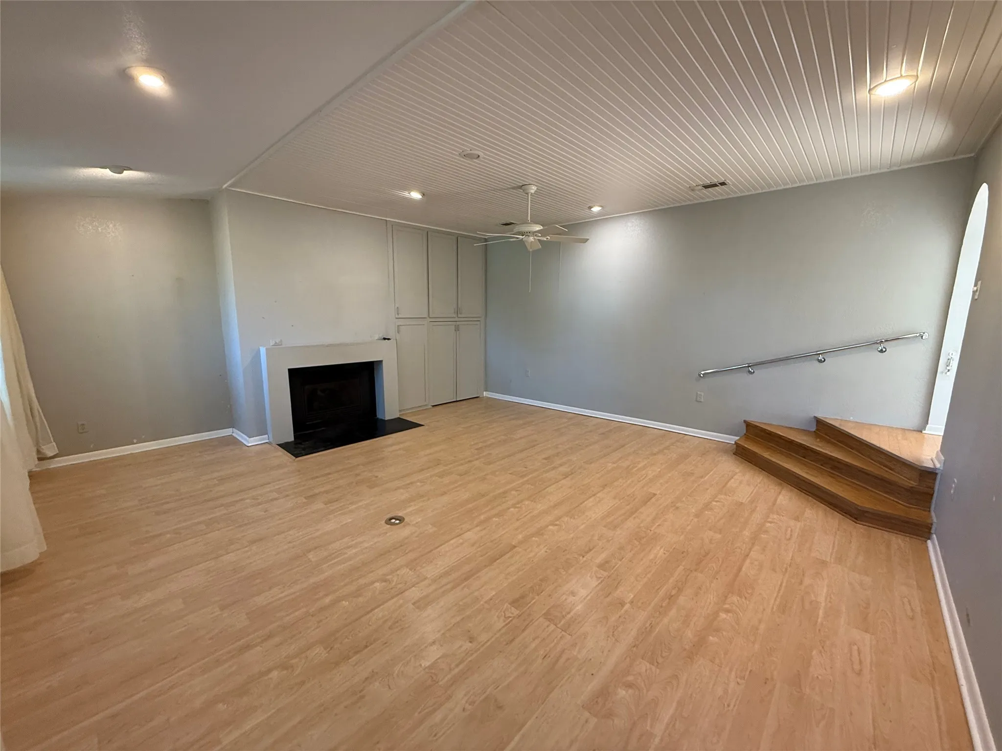 Single Family Residence For Sale in Fannin County , 2200 Agnew Street, Bonham, Texas 75418, 3 Bedroom, 2 Bathroom, 1 Garage spaces, 1,965 Sqft, built in 1960, mls#21242719, Real Estate Agent in Bonham, Homes For Sale in Fannin county, Homes For Sale in Bonham, Realtor in Bonham Texas, Real Estate Brokerage Independent Realty Texas, Luminita Cordes Realtor