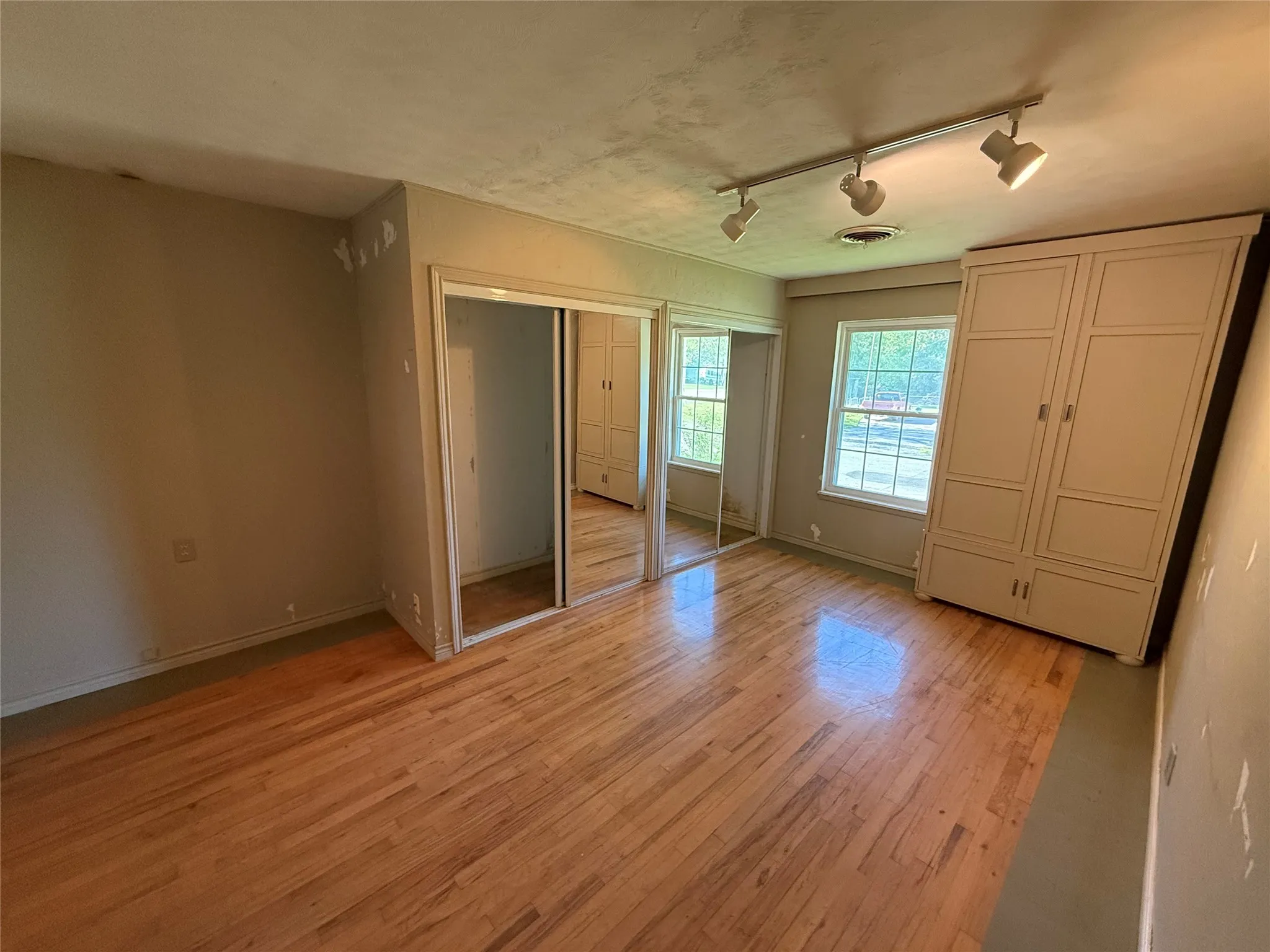 Single Family Residence For Sale in Fannin County , 2200 Agnew Street, Bonham, Texas 75418, 3 Bedroom, 2 Bathroom, 1 Garage spaces, 1,965 Sqft, built in 1960, mls#21242719, Real Estate Agent in Bonham, Homes For Sale in Fannin county, Homes For Sale in Bonham, Realtor in Bonham Texas, Real Estate Brokerage Independent Realty Texas, Luminita Cordes Realtor