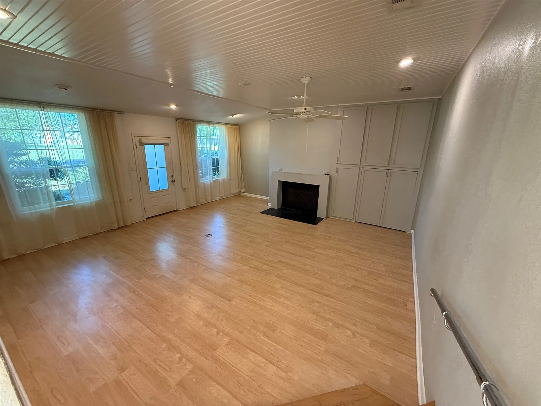 Single Family Residence For Sale in Fannin County , 2200 Agnew Street, Bonham, Texas 75418, 3 Bedroom, 2 Bathroom, 1 Garage spaces, 1,965 Sqft, built in 1960, mls#21242719, Real Estate Agent in Bonham, Homes For Sale in Fannin county, Homes For Sale in Bonham, Realtor in Bonham Texas, Real Estate Brokerage Independent Realty Texas, Luminita Cordes Realtor