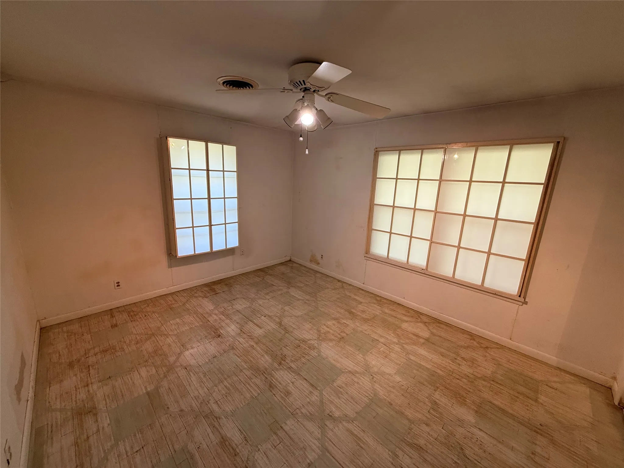 Single Family Residence For Sale in Fannin County , 2200 Agnew Street, Bonham, Texas 75418, 3 Bedroom, 2 Bathroom, 1 Garage spaces, 1,965 Sqft, built in 1960, mls#21242719, Real Estate Agent in Bonham, Homes For Sale in Fannin county, Homes For Sale in Bonham, Realtor in Bonham Texas, Real Estate Brokerage Independent Realty Texas, Luminita Cordes Realtor