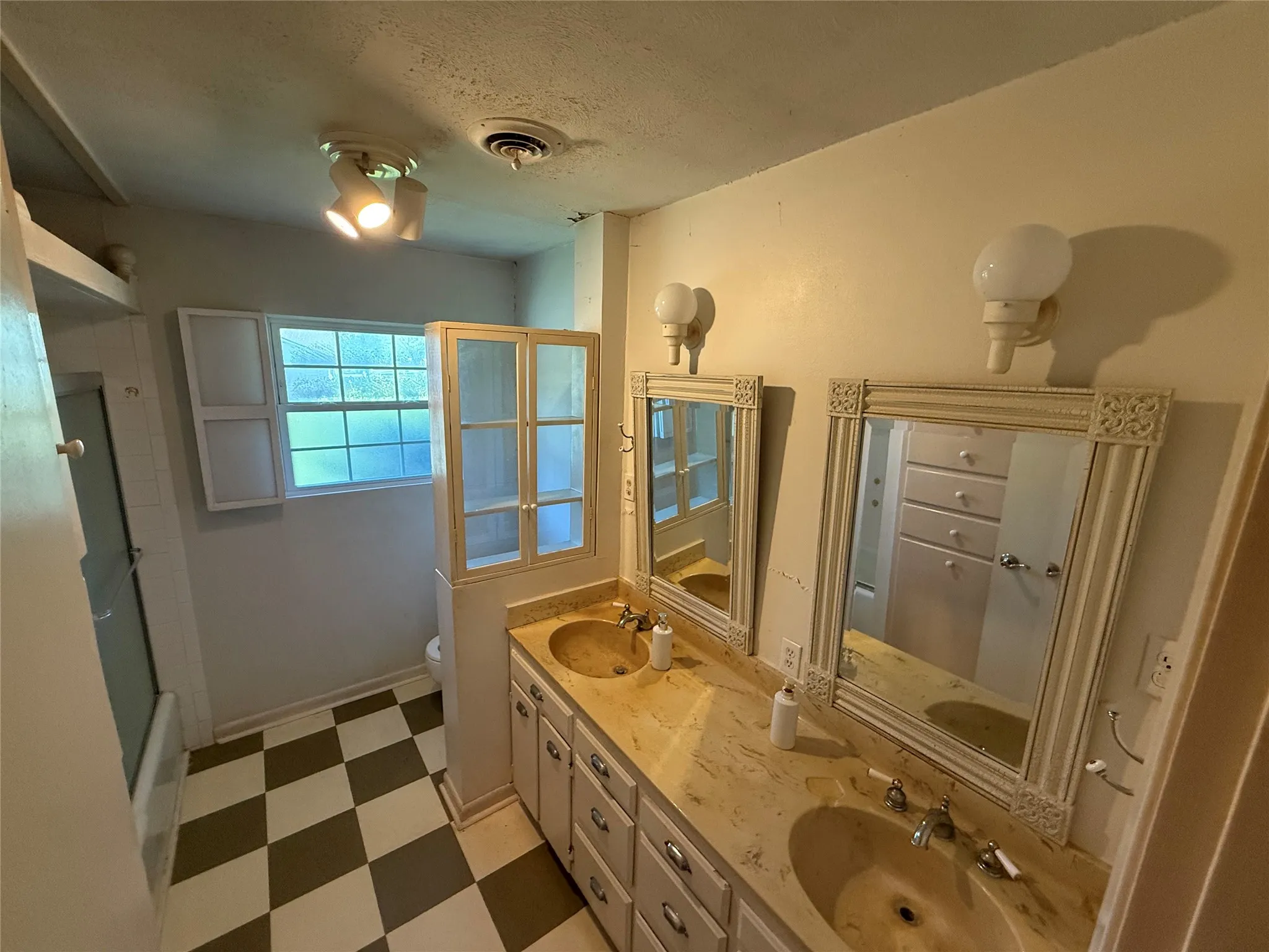 Single Family Residence For Sale in Fannin County , 2200 Agnew Street, Bonham, Texas 75418, 3 Bedroom, 2 Bathroom, 1 Garage spaces, 1,965 Sqft, built in 1960, mls#21242719, Real Estate Agent in Bonham, Homes For Sale in Fannin county, Homes For Sale in Bonham, Realtor in Bonham Texas, Real Estate Brokerage Independent Realty Texas, Luminita Cordes Realtor