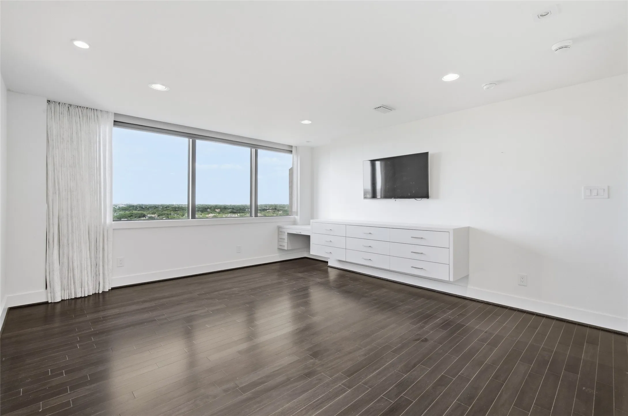 Condominium For Sale in Dallas County , 5200 Keller Springs Road 1331, Dallas, Texas 75248, 2 Bedrooms, 2 Bathrooms, 1 Garage spaces, 2,025 Sqft, built in 1981, Preowned, Price $635,000, mls#21243695, Real Estate Agent in Dallas, Homes For Sale in Dallas county, Homes For Sale in Dallas, Realtor in Dallas Texas, Real Estate Brokerage Independent Realty Texas, Luminita Cordes Realtor