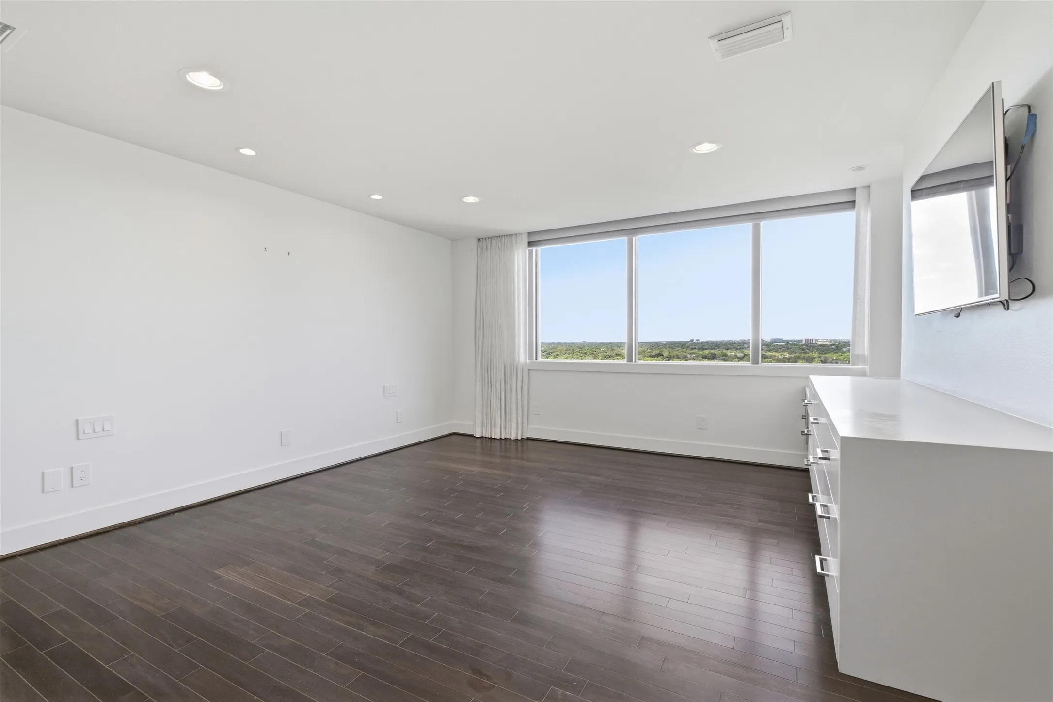 Condominium For Sale in Dallas County , 5200 Keller Springs Road 1331, Dallas, Texas 75248, 2 Bedrooms, 2 Bathrooms, 1 Garage spaces, 2,025 Sqft, built in 1981, Preowned, Price $635,000, mls#21243695, Real Estate Agent in Dallas, Homes For Sale in Dallas county, Homes For Sale in Dallas, Realtor in Dallas Texas, Real Estate Brokerage Independent Realty Texas, Luminita Cordes Realtor