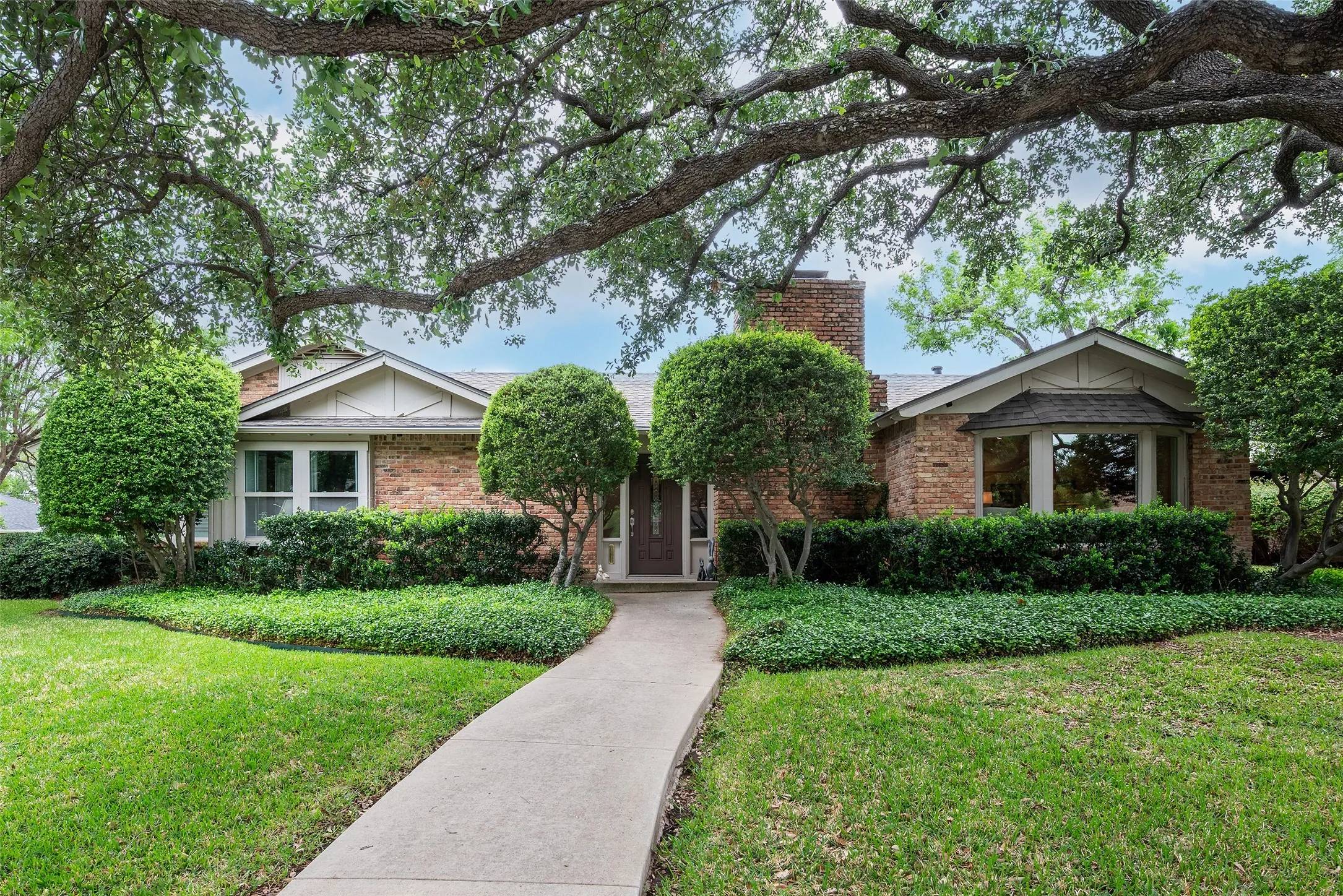 Single Family Residence For Sale in Dallas County , 10107 Cromwell Drive, Dallas, Texas 75229, 4 Bedroom, 3 Bathroom, 2 Garage spaces, 2,324 Sqft, built in 1970, Preowned, mls#21240697, Real Estate Agent in Dallas, Homes For Sale in Dallas county, Homes For Sale in Dallas, Realtor in Dallas Texas, Real Estate Brokerage Independent Realty Texas, Luminita Cordes Realtor