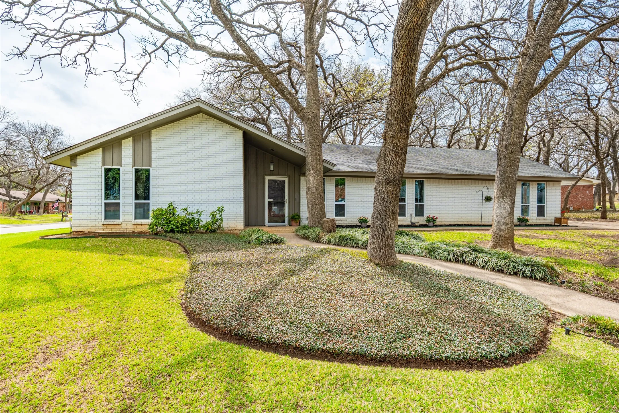 Single Family Residence For Sale in Tarrant County , 1819 W Cedar Elm Drive, Arlington, Texas 76012, 5 Bedroom, 2 Bathroom, Garage spaces, 2,679 Sqft, built in 1968, Preowned, mls#21202083, Real Estate Agent in Arlington, Homes For Sale in Tarrant county, Homes For Sale in Arlington, Realtor in Arlington Texas, Real Estate Brokerage Independent Realty Texas, Luminita Cordes Realtor