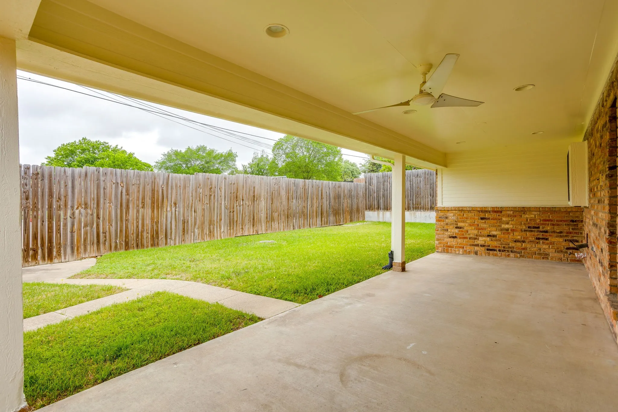 Single Family Residence For Sale in Dallas County , 2317 Willow Oak Drive, Irving, Texas 75060, 4 Bedroom, 4 Bathroom, 2 Garage spaces, 2,671 Sqft, built in 1984, mls#21243112, Real Estate Agent in Irving, Homes For Sale in Dallas county, Homes For Sale in Irving, Realtor in Irving Texas, Real Estate Brokerage Independent Realty Texas, Luminita Cordes Realtor