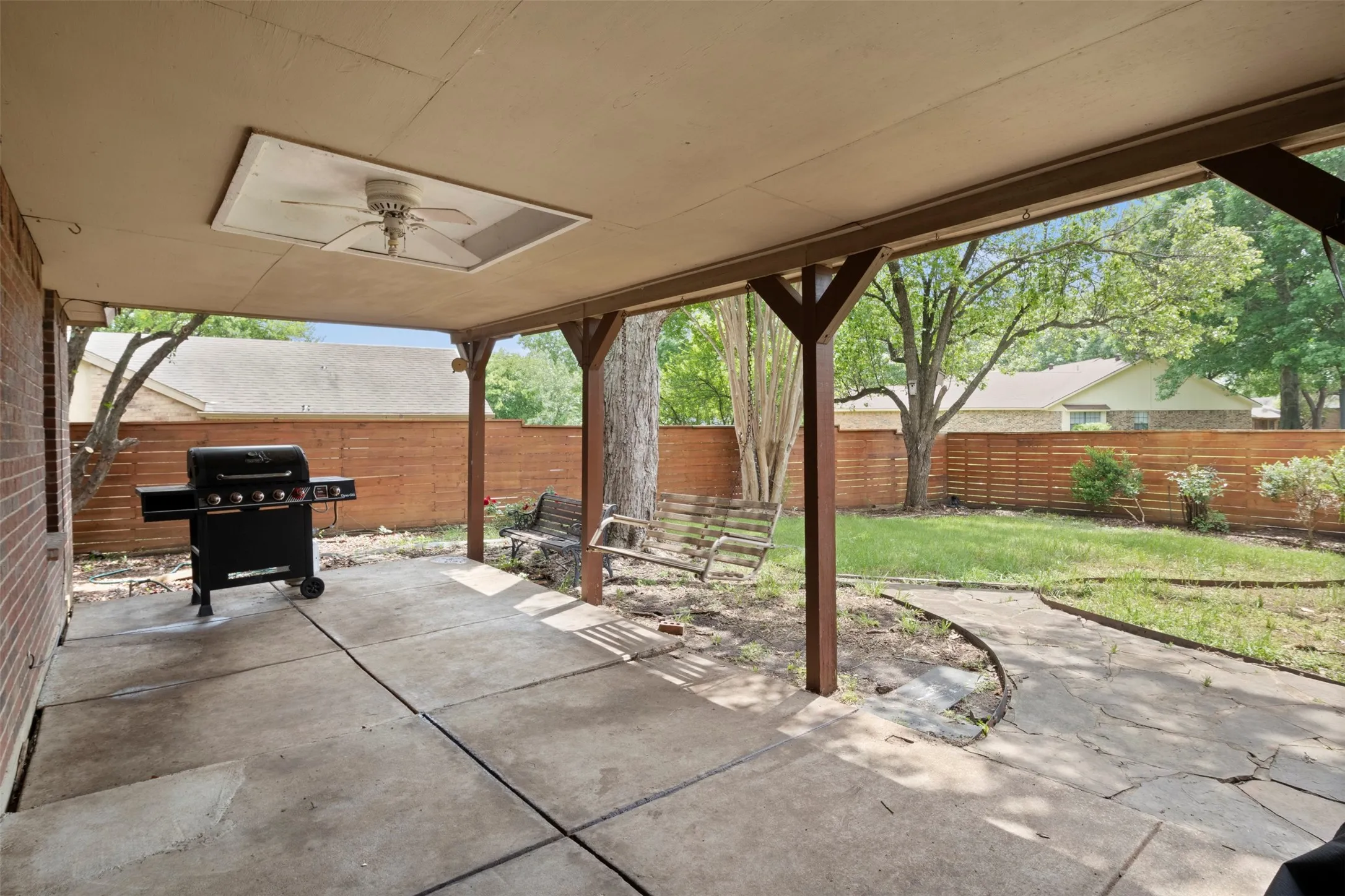 Single Family Residence For Sale in Dallas County , 1032 Twin Falls Drive, De Soto, Texas 75115, 3 Bedroom, 2 Bathroom, 2 Garage spaces, 1,510 Sqft, built in 1985, mls#21243851, Real Estate Agent in De Soto, Homes For Sale in Dallas county, Homes For Sale in De Soto, Realtor in De Soto Texas, Real Estate Brokerage Independent Realty Texas, Luminita Cordes Realtor