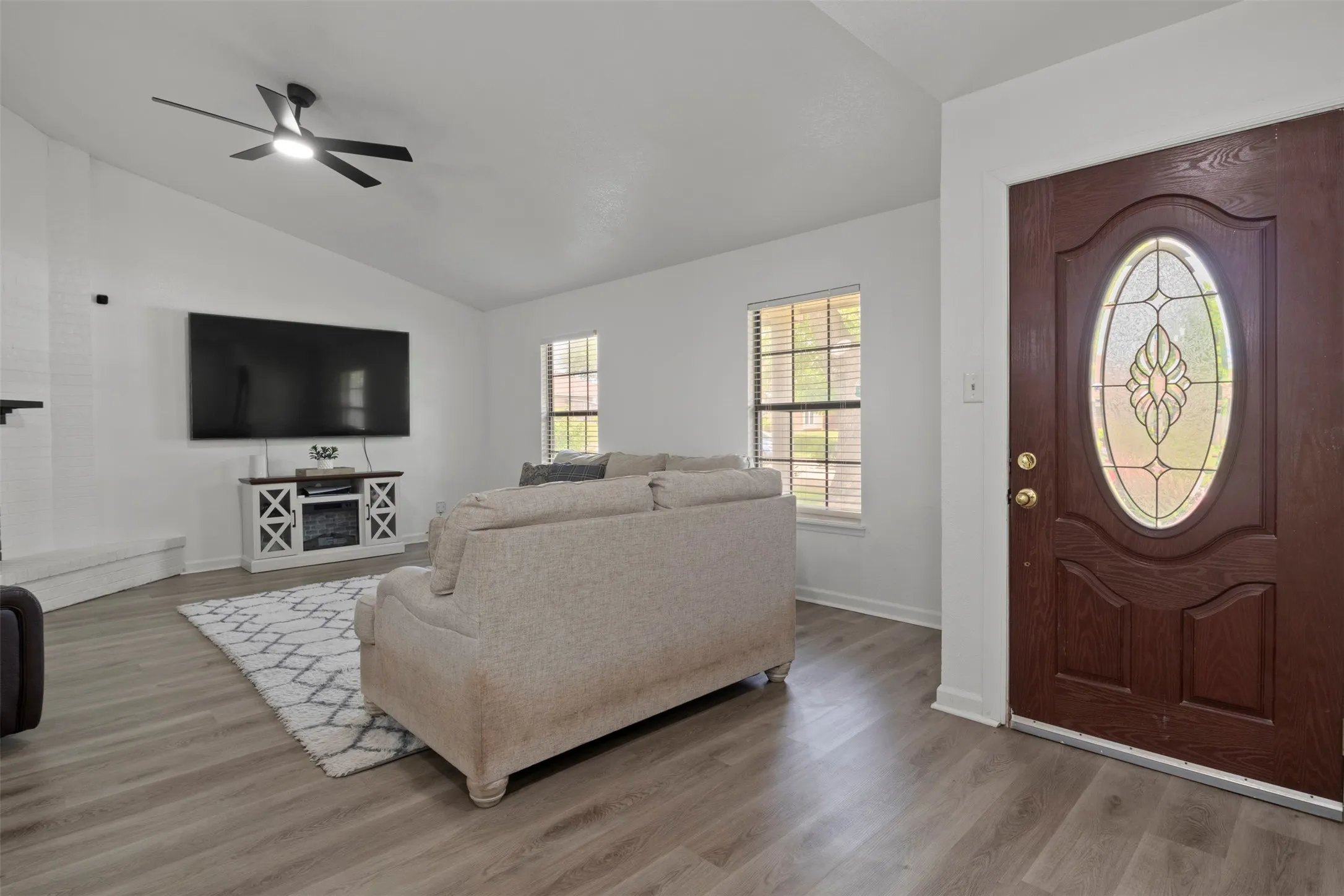 Single Family Residence For Sale in Dallas County , 1032 Twin Falls Drive, De Soto, Texas 75115, 3 Bedroom, 2 Bathroom, 2 Garage spaces, 1,510 Sqft, built in 1985, mls#21243851, Real Estate Agent in De Soto, Homes For Sale in Dallas county, Homes For Sale in De Soto, Realtor in De Soto Texas, Real Estate Brokerage Independent Realty Texas, Luminita Cordes Realtor
