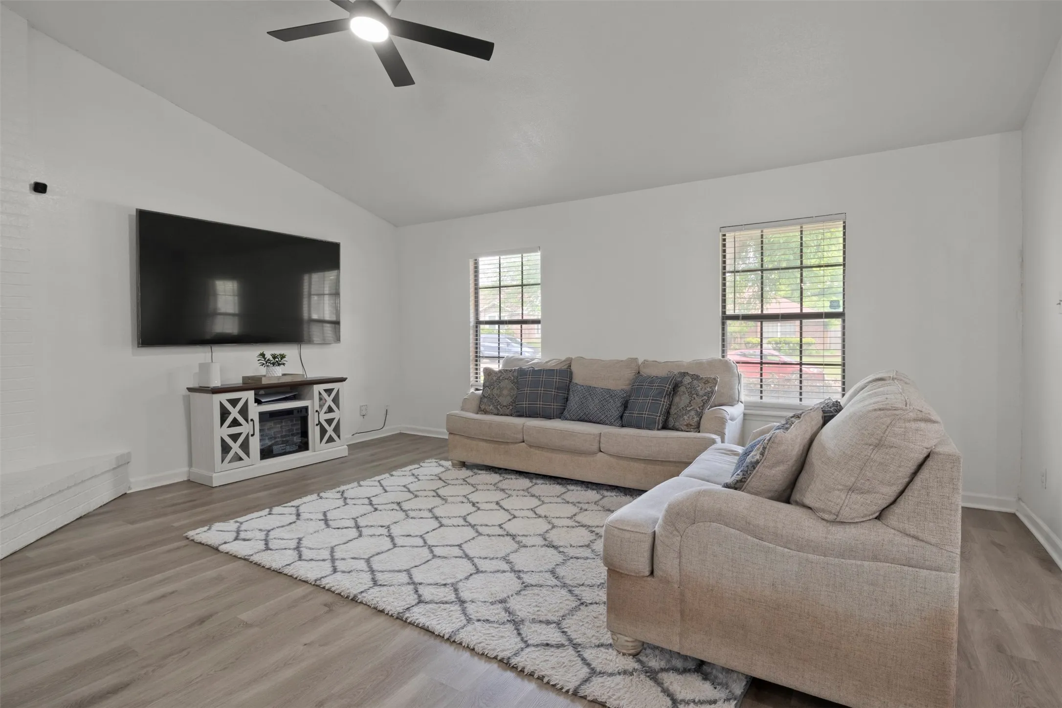 Single Family Residence For Sale in Dallas County , 1032 Twin Falls Drive, De Soto, Texas 75115, 3 Bedroom, 2 Bathroom, 2 Garage spaces, 1,510 Sqft, built in 1985, mls#21243851, Real Estate Agent in De Soto, Homes For Sale in Dallas county, Homes For Sale in De Soto, Realtor in De Soto Texas, Real Estate Brokerage Independent Realty Texas, Luminita Cordes Realtor