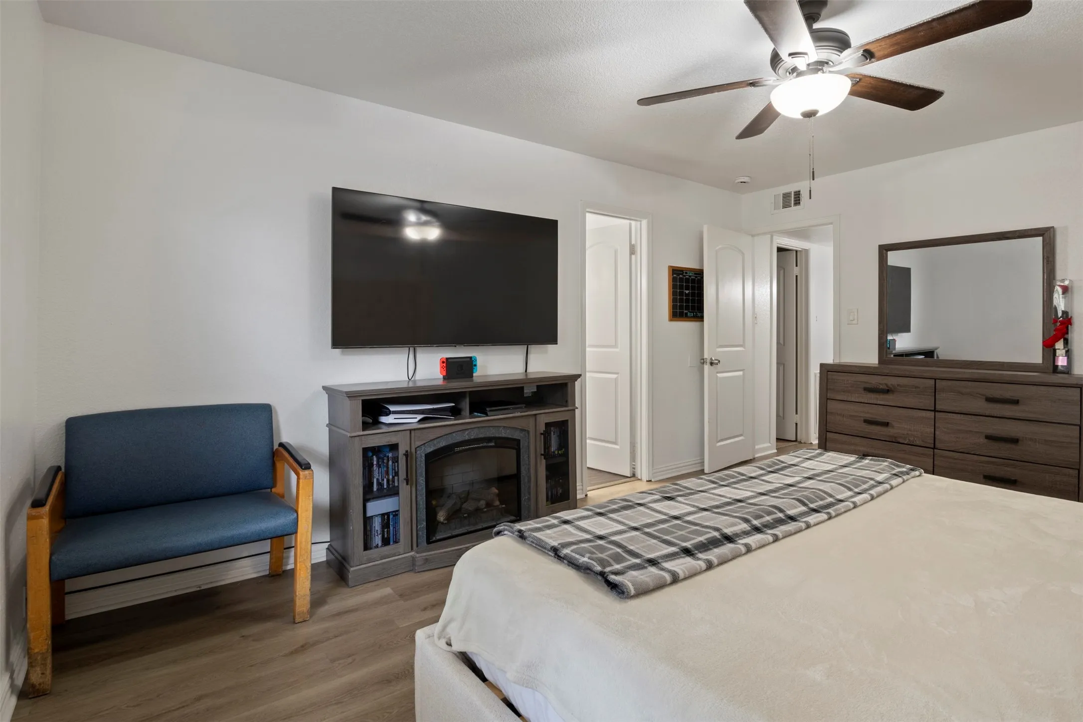 Single Family Residence For Sale in Dallas County , 1032 Twin Falls Drive, De Soto, Texas 75115, 3 Bedroom, 2 Bathroom, 2 Garage spaces, 1,510 Sqft, built in 1985, mls#21243851, Real Estate Agent in De Soto, Homes For Sale in Dallas county, Homes For Sale in De Soto, Realtor in De Soto Texas, Real Estate Brokerage Independent Realty Texas, Luminita Cordes Realtor