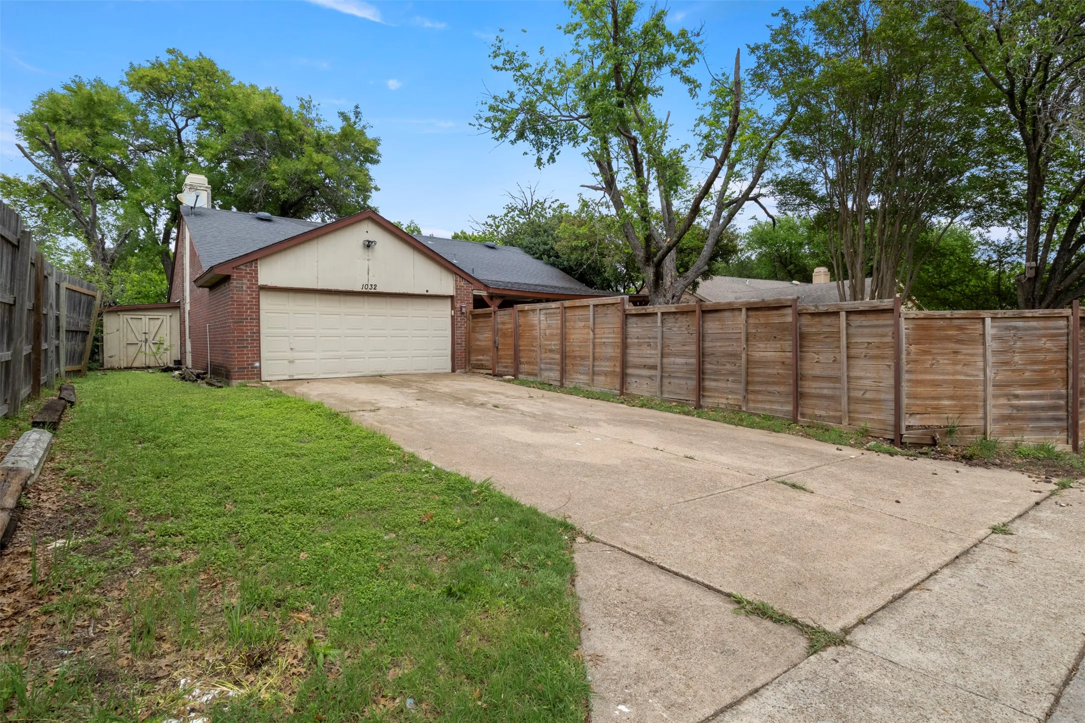 Single Family Residence For Sale in Dallas County , 1032 Twin Falls Drive, De Soto, Texas 75115, 3 Bedroom, 2 Bathroom, 2 Garage spaces, 1,510 Sqft, built in 1985, mls#21243851, Real Estate Agent in De Soto, Homes For Sale in Dallas county, Homes For Sale in De Soto, Realtor in De Soto Texas, Real Estate Brokerage Independent Realty Texas, Luminita Cordes Realtor