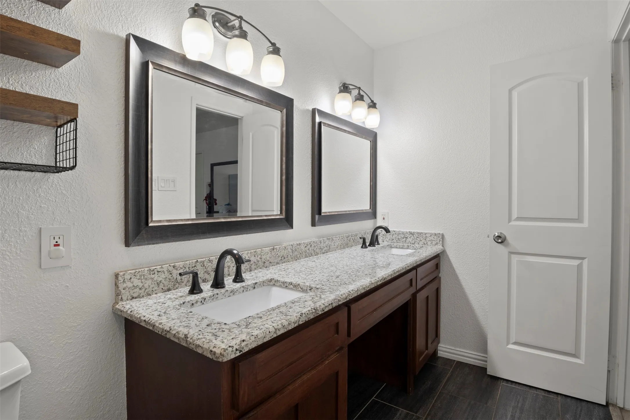 Single Family Residence For Sale in Dallas County , 1032 Twin Falls Drive, De Soto, Texas 75115, 3 Bedroom, 2 Bathroom, 2 Garage spaces, 1,510 Sqft, built in 1985, mls#21243851, Real Estate Agent in De Soto, Homes For Sale in Dallas county, Homes For Sale in De Soto, Realtor in De Soto Texas, Real Estate Brokerage Independent Realty Texas, Luminita Cordes Realtor