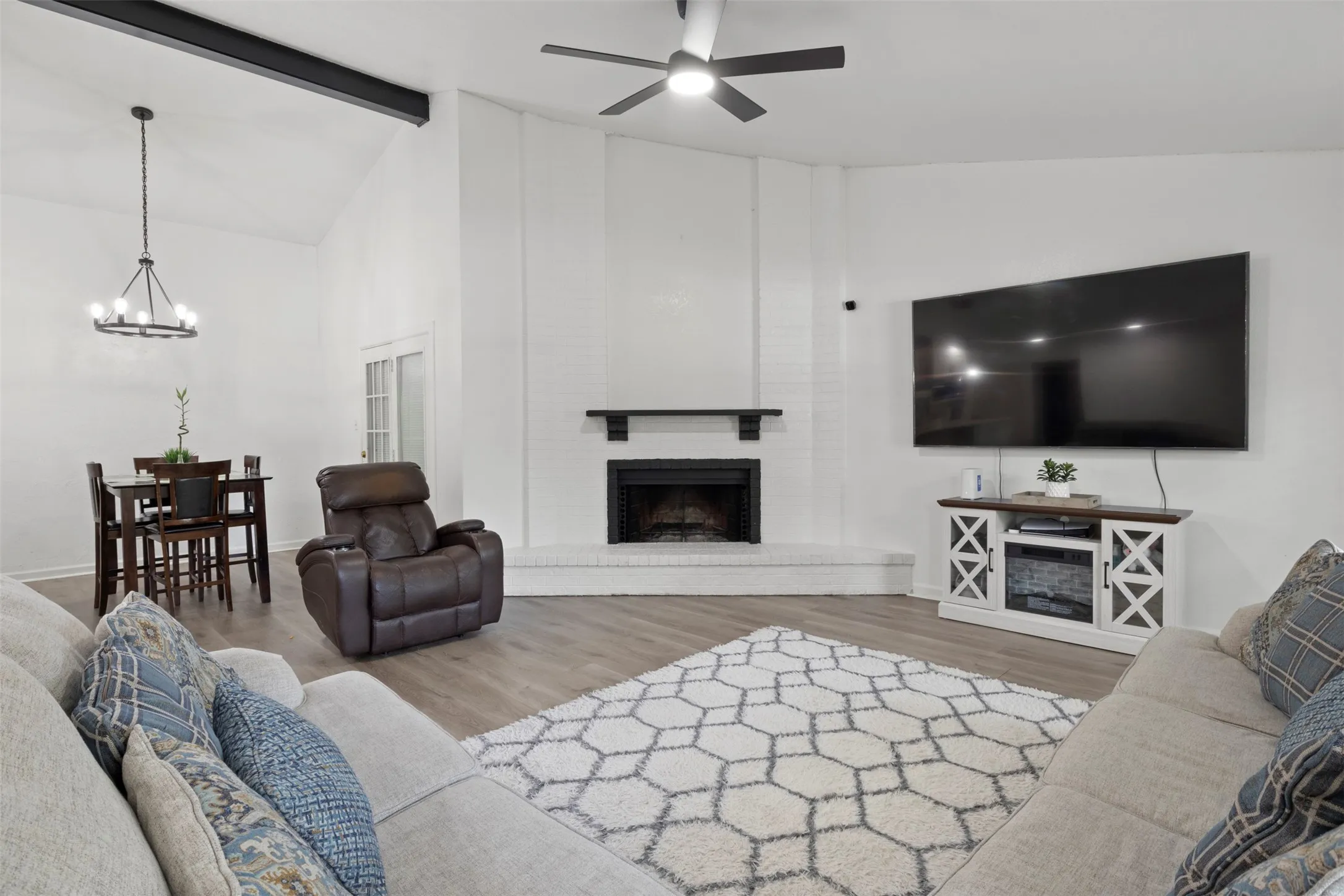 Single Family Residence For Sale in Dallas County , 1032 Twin Falls Drive, De Soto, Texas 75115, 3 Bedroom, 2 Bathroom, 2 Garage spaces, 1,510 Sqft, built in 1985, mls#21243851, Real Estate Agent in De Soto, Homes For Sale in Dallas county, Homes For Sale in De Soto, Realtor in De Soto Texas, Real Estate Brokerage Independent Realty Texas, Luminita Cordes Realtor