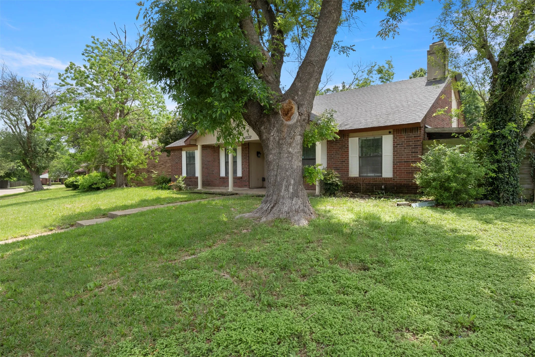 Single Family Residence For Sale in Dallas County , 1032 Twin Falls Drive, De Soto, Texas 75115, 3 Bedroom, 2 Bathroom, 2 Garage spaces, 1,510 Sqft, built in 1985, mls#21243851, Real Estate Agent in De Soto, Homes For Sale in Dallas county, Homes For Sale in De Soto, Realtor in De Soto Texas, Real Estate Brokerage Independent Realty Texas, Luminita Cordes Realtor
