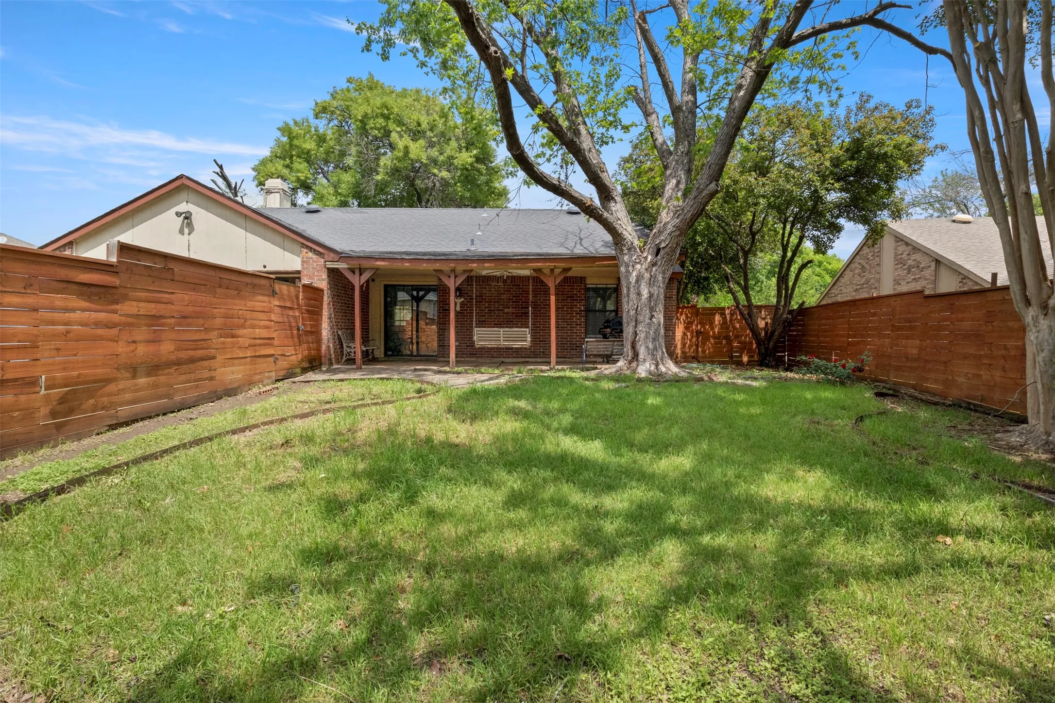 Single Family Residence For Sale in Dallas County , 1032 Twin Falls Drive, De Soto, Texas 75115, 3 Bedroom, 2 Bathroom, 2 Garage spaces, 1,510 Sqft, built in 1985, mls#21243851, Real Estate Agent in De Soto, Homes For Sale in Dallas county, Homes For Sale in De Soto, Realtor in De Soto Texas, Real Estate Brokerage Independent Realty Texas, Luminita Cordes Realtor