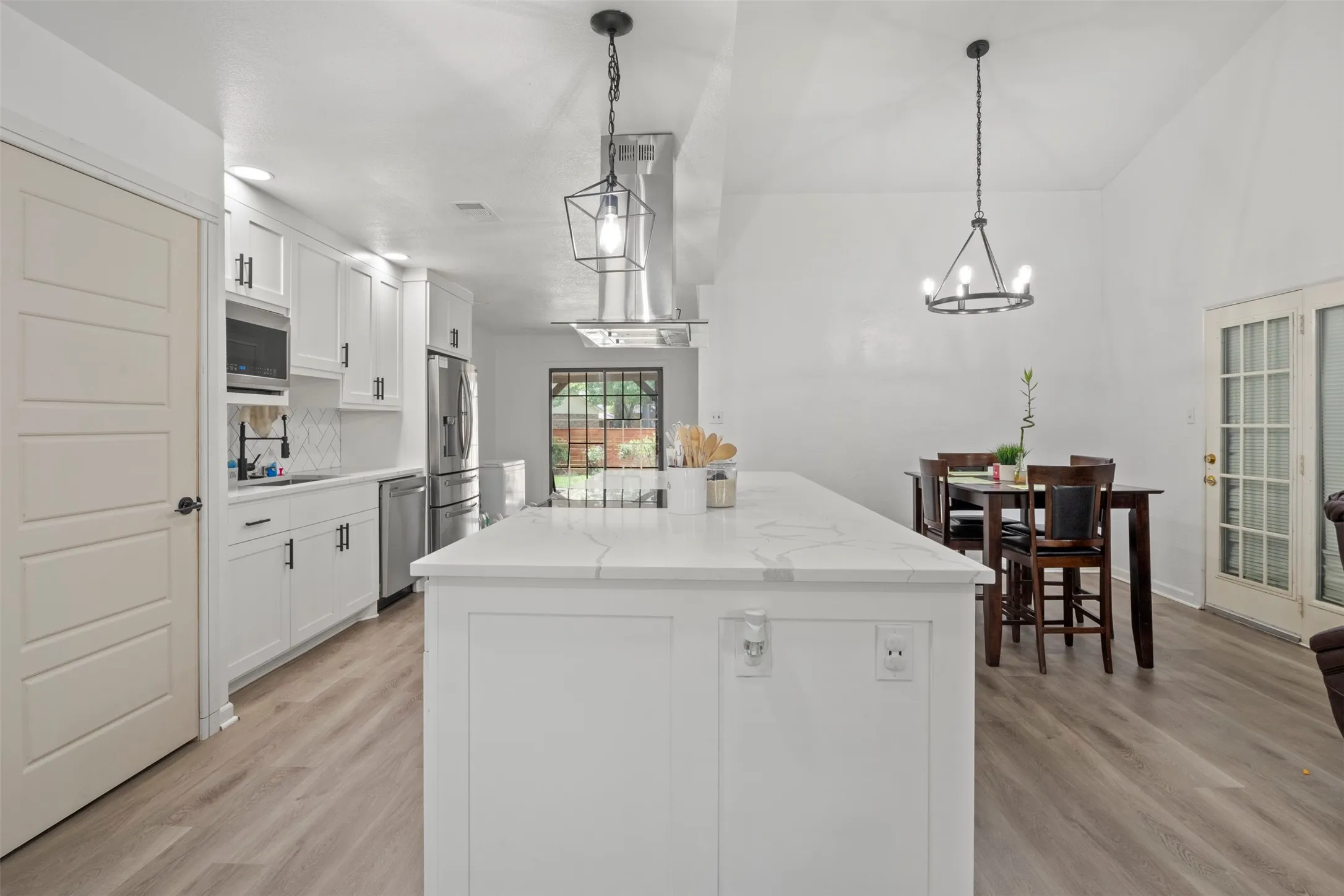 Single Family Residence For Sale in Dallas County , 1032 Twin Falls Drive, De Soto, Texas 75115, 3 Bedroom, 2 Bathroom, 2 Garage spaces, 1,510 Sqft, built in 1985, mls#21243851, Real Estate Agent in De Soto, Homes For Sale in Dallas county, Homes For Sale in De Soto, Realtor in De Soto Texas, Real Estate Brokerage Independent Realty Texas, Luminita Cordes Realtor