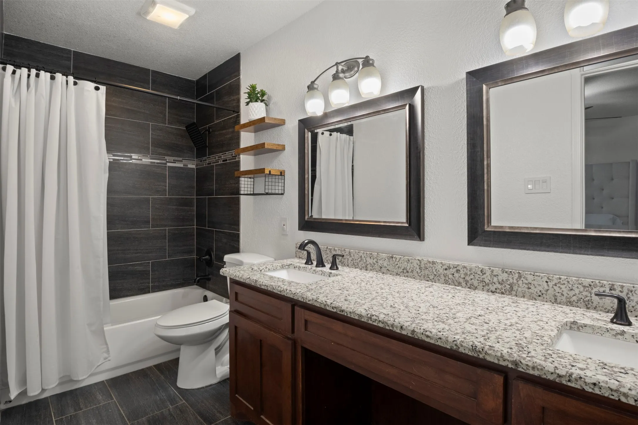 Single Family Residence For Sale in Dallas County , 1032 Twin Falls Drive, De Soto, Texas 75115, 3 Bedroom, 2 Bathroom, 2 Garage spaces, 1,510 Sqft, built in 1985, mls#21243851, Real Estate Agent in De Soto, Homes For Sale in Dallas county, Homes For Sale in De Soto, Realtor in De Soto Texas, Real Estate Brokerage Independent Realty Texas, Luminita Cordes Realtor