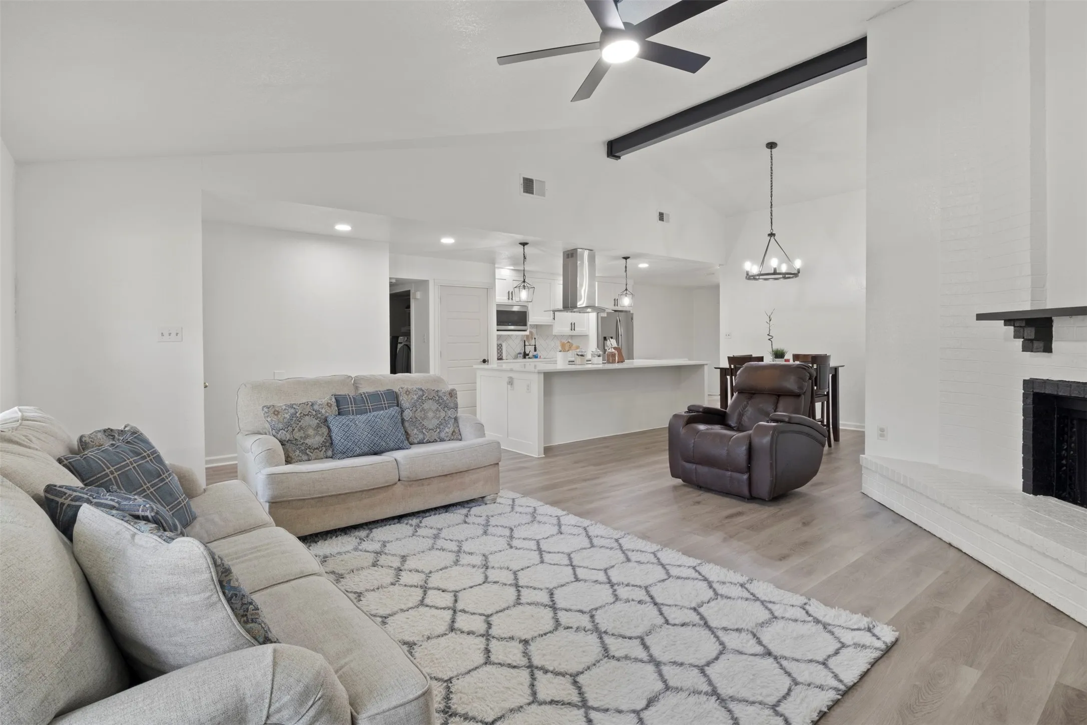 Single Family Residence For Sale in Dallas County , 1032 Twin Falls Drive, De Soto, Texas 75115, 3 Bedroom, 2 Bathroom, 2 Garage spaces, 1,510 Sqft, built in 1985, mls#21243851, Real Estate Agent in De Soto, Homes For Sale in Dallas county, Homes For Sale in De Soto, Realtor in De Soto Texas, Real Estate Brokerage Independent Realty Texas, Luminita Cordes Realtor