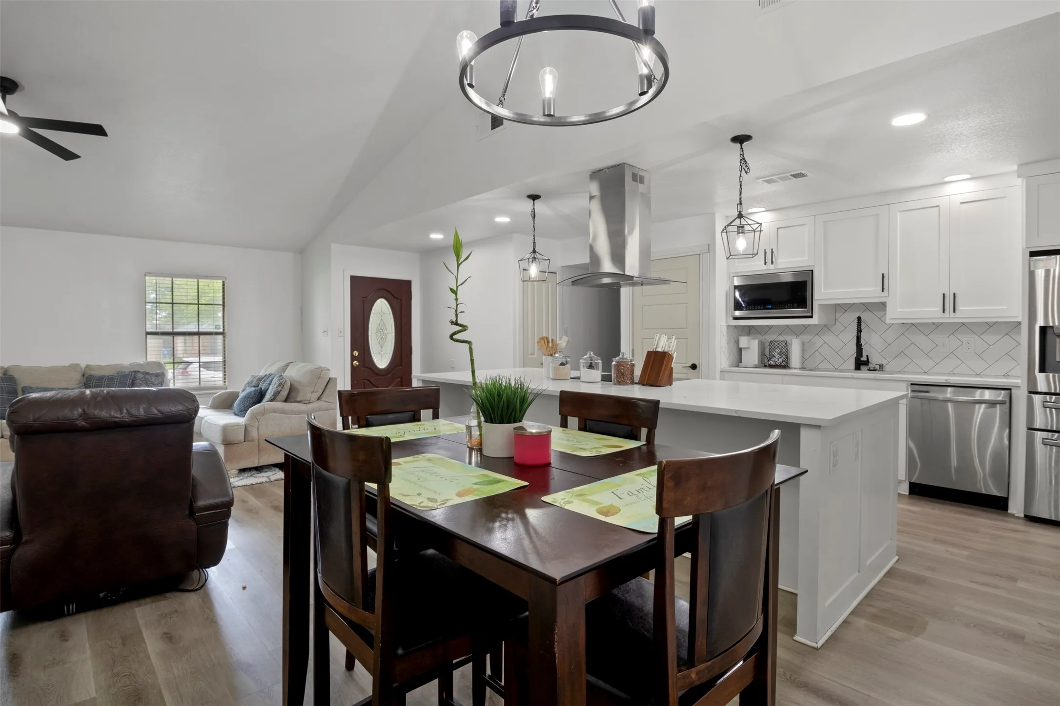Single Family Residence For Sale in Dallas County , 1032 Twin Falls Drive, De Soto, Texas 75115, 3 Bedroom, 2 Bathroom, 2 Garage spaces, 1,510 Sqft, built in 1985, mls#21243851, Real Estate Agent in De Soto, Homes For Sale in Dallas county, Homes For Sale in De Soto, Realtor in De Soto Texas, Real Estate Brokerage Independent Realty Texas, Luminita Cordes Realtor