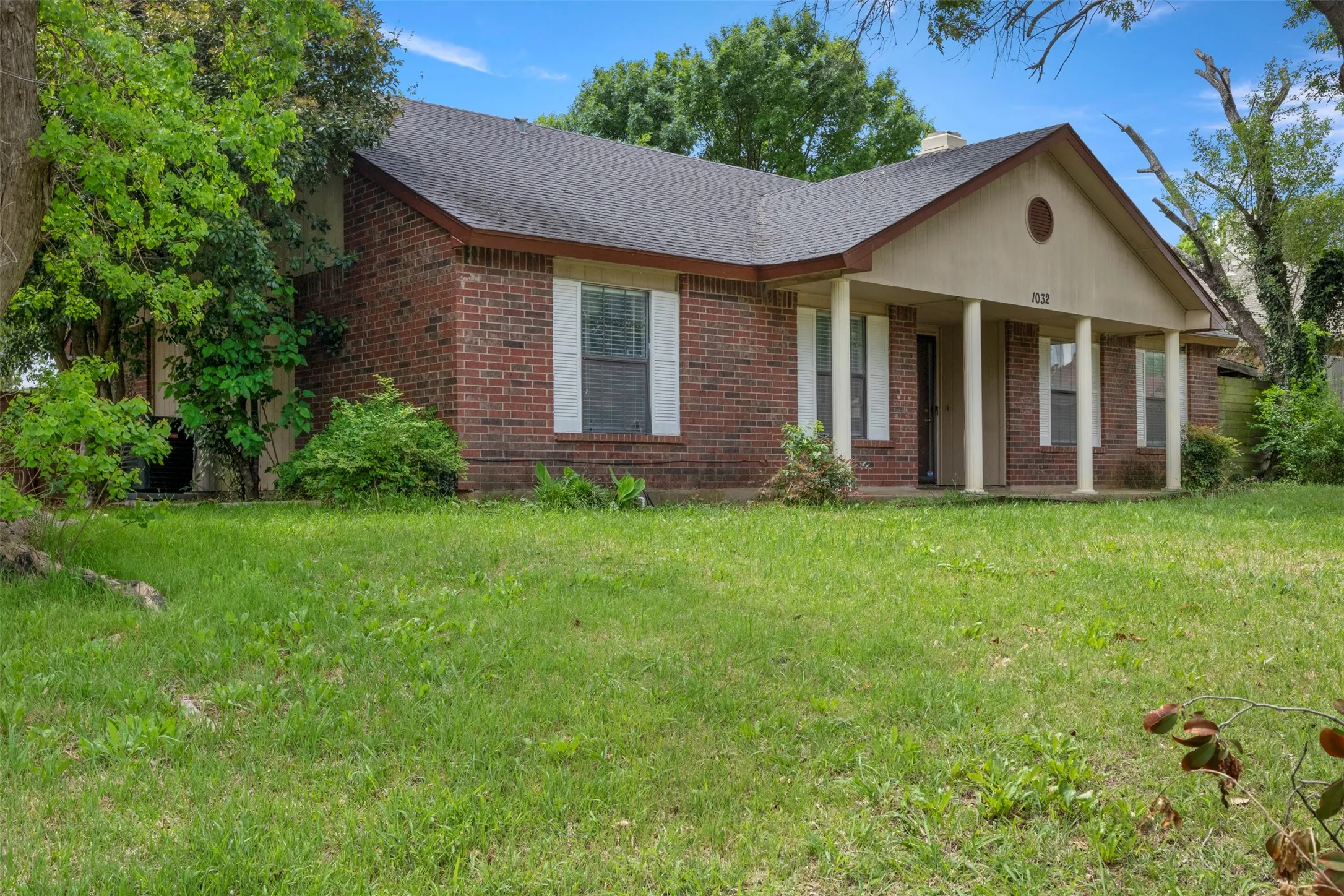 Single Family Residence For Sale in Dallas County , 1032 Twin Falls Drive, De Soto, Texas 75115, 3 Bedroom, 2 Bathroom, 2 Garage spaces, 1,510 Sqft, built in 1985, mls#21243851, Real Estate Agent in De Soto, Homes For Sale in Dallas county, Homes For Sale in De Soto, Realtor in De Soto Texas, Real Estate Brokerage Independent Realty Texas, Luminita Cordes Realtor