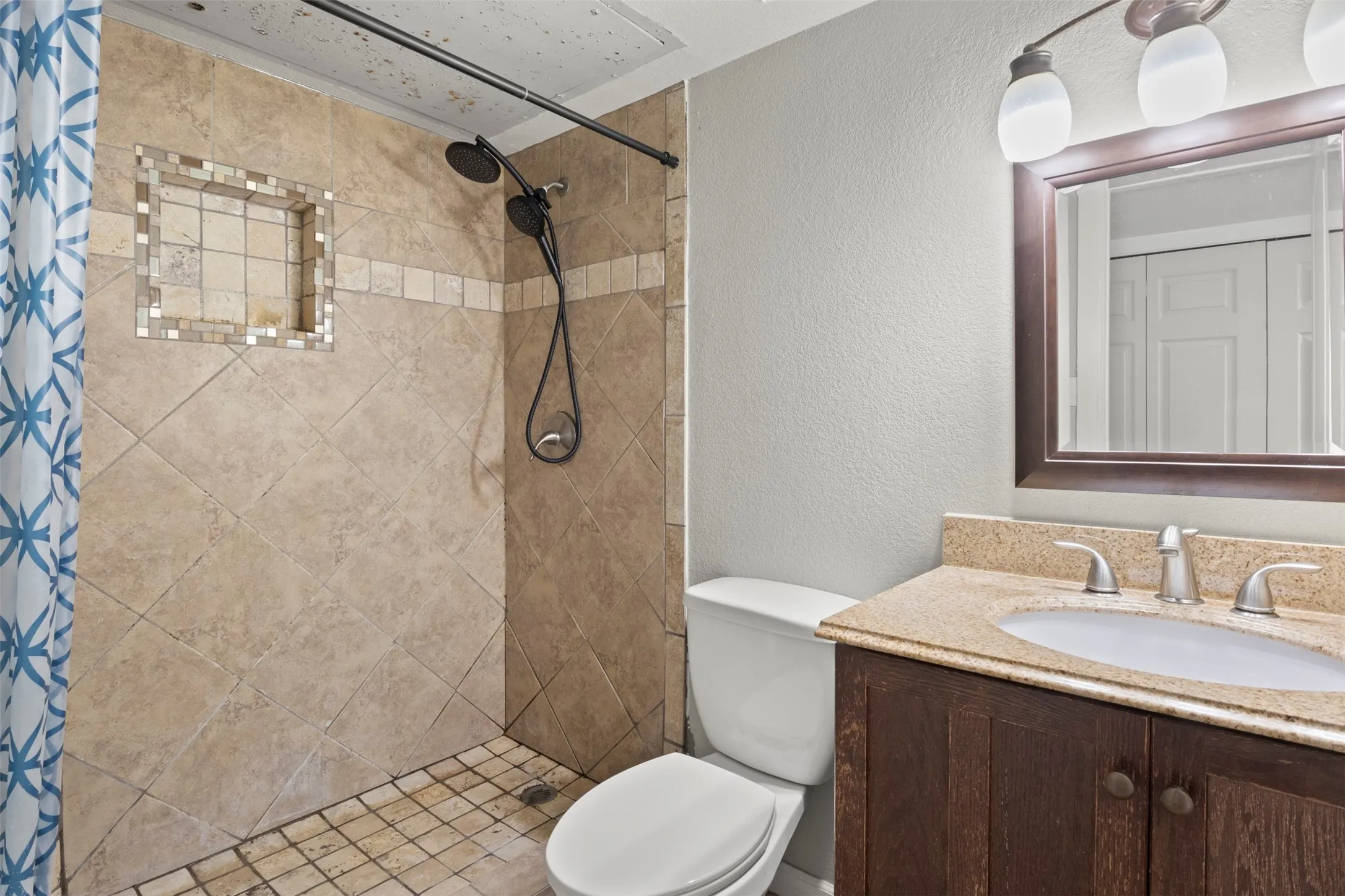 Single Family Residence For Sale in Dallas County , 1032 Twin Falls Drive, De Soto, Texas 75115, 3 Bedroom, 2 Bathroom, 2 Garage spaces, 1,510 Sqft, built in 1985, mls#21243851, Real Estate Agent in De Soto, Homes For Sale in Dallas county, Homes For Sale in De Soto, Realtor in De Soto Texas, Real Estate Brokerage Independent Realty Texas, Luminita Cordes Realtor