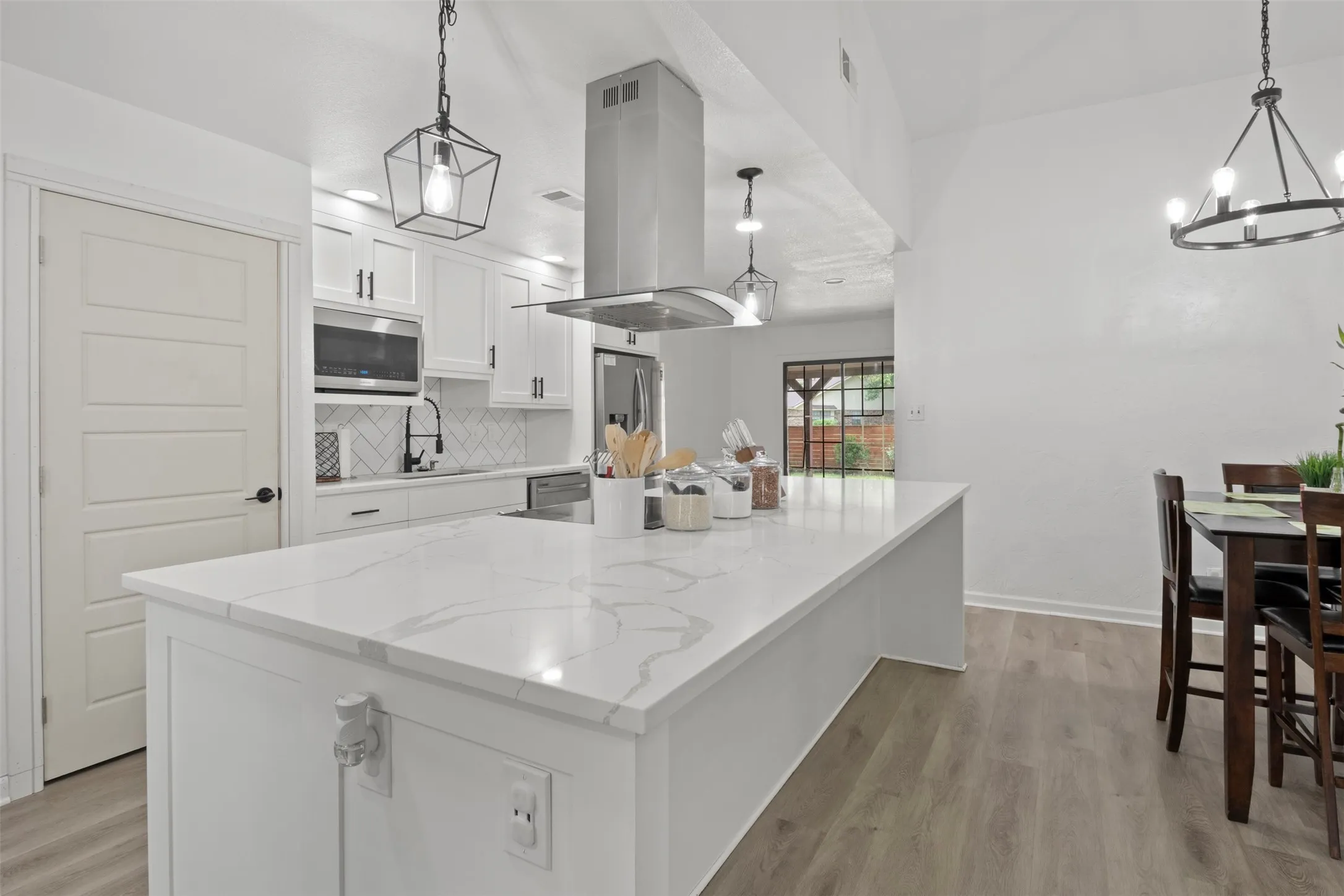 Single Family Residence For Sale in Dallas County , 1032 Twin Falls Drive, De Soto, Texas 75115, 3 Bedroom, 2 Bathroom, 2 Garage spaces, 1,510 Sqft, built in 1985, mls#21243851, Real Estate Agent in De Soto, Homes For Sale in Dallas county, Homes For Sale in De Soto, Realtor in De Soto Texas, Real Estate Brokerage Independent Realty Texas, Luminita Cordes Realtor