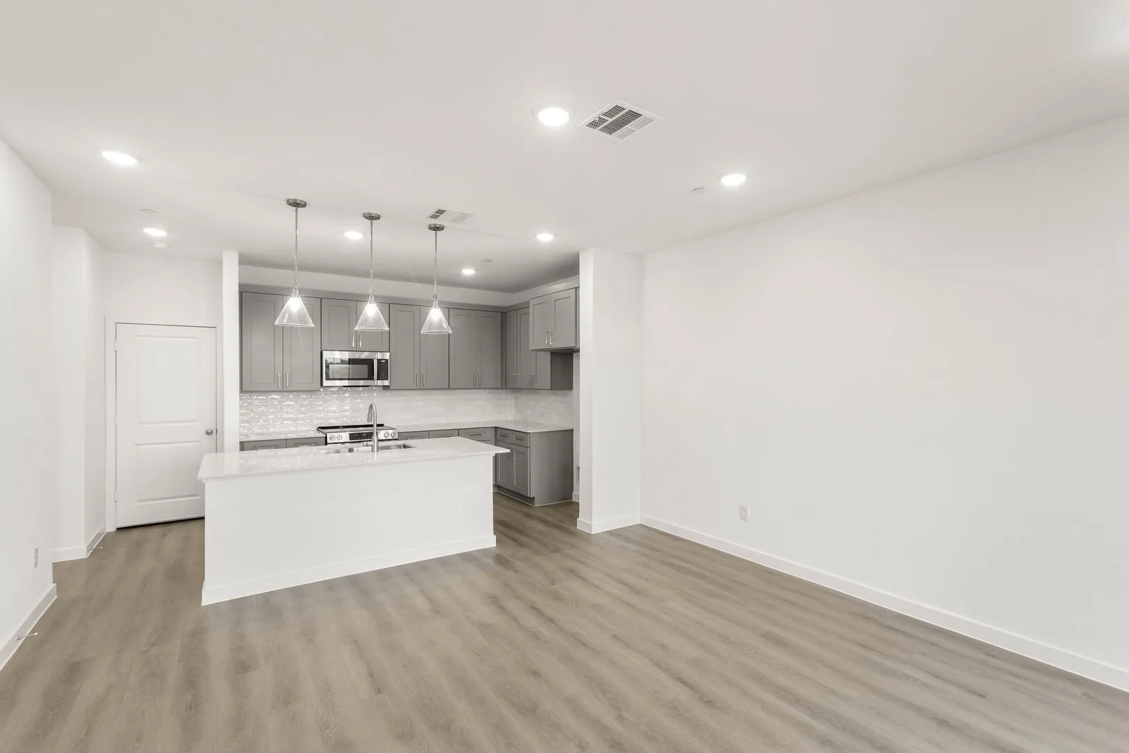 2306 Glacier-Dining-1