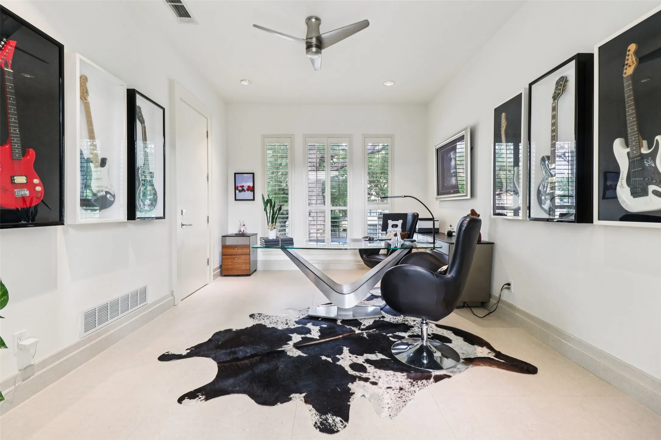 Single Family Residence For Sale in Collin County , 17704 Cedar Creek Canyon Drive, Dallas, Texas 75252, 5 Bedroom, 6 Bathroom, 3 Garage spaces, 5,530 Sqft, built in 1988, Preowned, mls#21243918, Real Estate Agent in Dallas, Homes For Sale in Collin county, Homes For Sale in Dallas, Realtor in Dallas Texas, Real Estate Brokerage Independent Realty Texas, Luminita Cordes Realtor