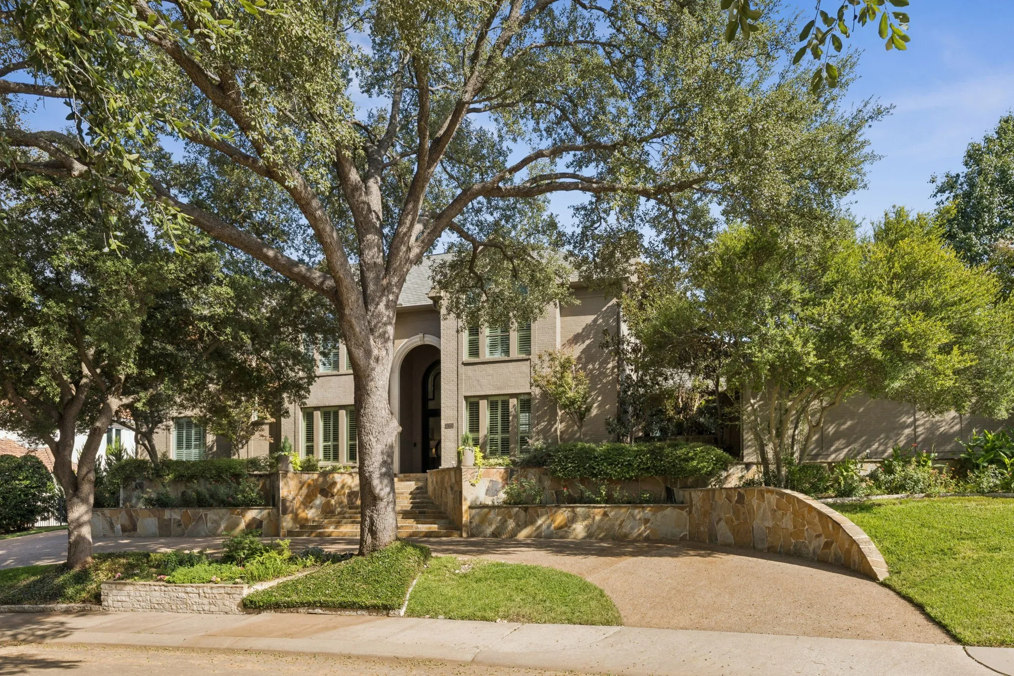 Single Family Residence For Sale in Collin County , 17704 Cedar Creek Canyon Drive, Dallas, Texas 75252, 5 Bedroom, 6 Bathroom, 3 Garage spaces, 5,530 Sqft, built in 1988, Preowned, mls#21243918, Real Estate Agent in Dallas, Homes For Sale in Collin county, Homes For Sale in Dallas, Realtor in Dallas Texas, Real Estate Brokerage Independent Realty Texas, Luminita Cordes Realtor