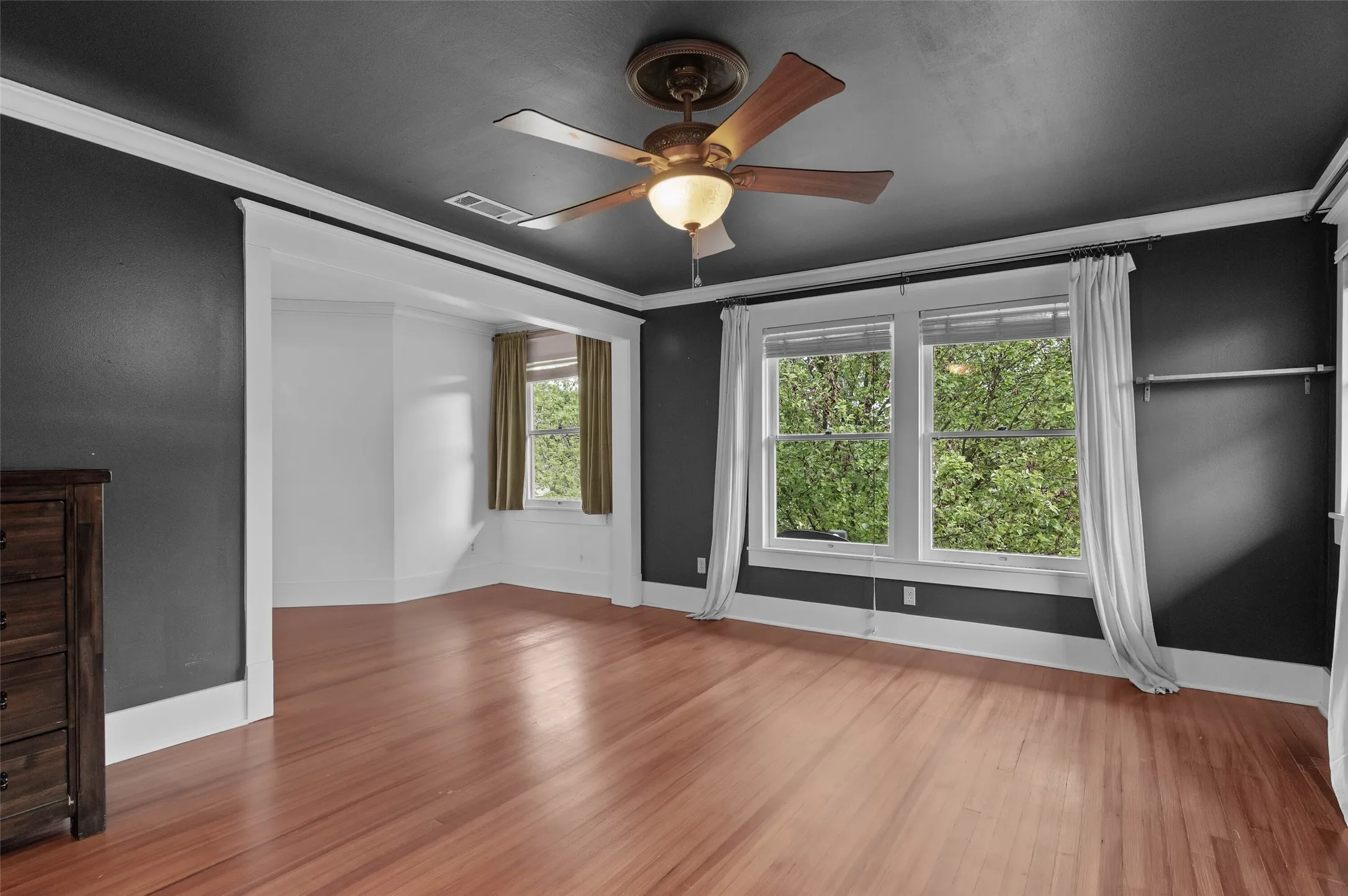 Single Family Residence For Sale in Collin County , 706 S Main Street, Farmersville, Texas 75442, 4 Bedroom, 4 Bathroom, Garage spaces, 4,159 Sqft, built in 1914, Preowned, mls#21242929, Real Estate Agent in Farmersville, Homes For Sale in Collin county, Homes For Sale in Farmersville, Realtor in Farmersville Texas, Real Estate Brokerage Independent Realty Texas, Luminita Cordes Realtor