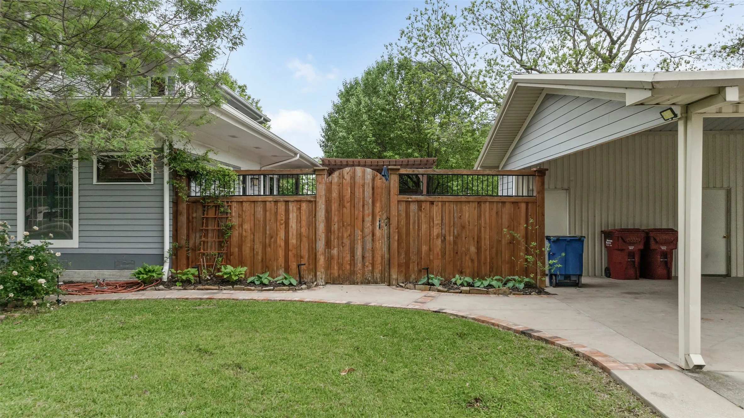 Single Family Residence For Sale in Collin County , 706 S Main Street, Farmersville, Texas 75442, 4 Bedroom, 4 Bathroom, Garage spaces, 4,159 Sqft, built in 1914, Preowned, mls#21242929, Real Estate Agent in Farmersville, Homes For Sale in Collin county, Homes For Sale in Farmersville, Realtor in Farmersville Texas, Real Estate Brokerage Independent Realty Texas, Luminita Cordes Realtor