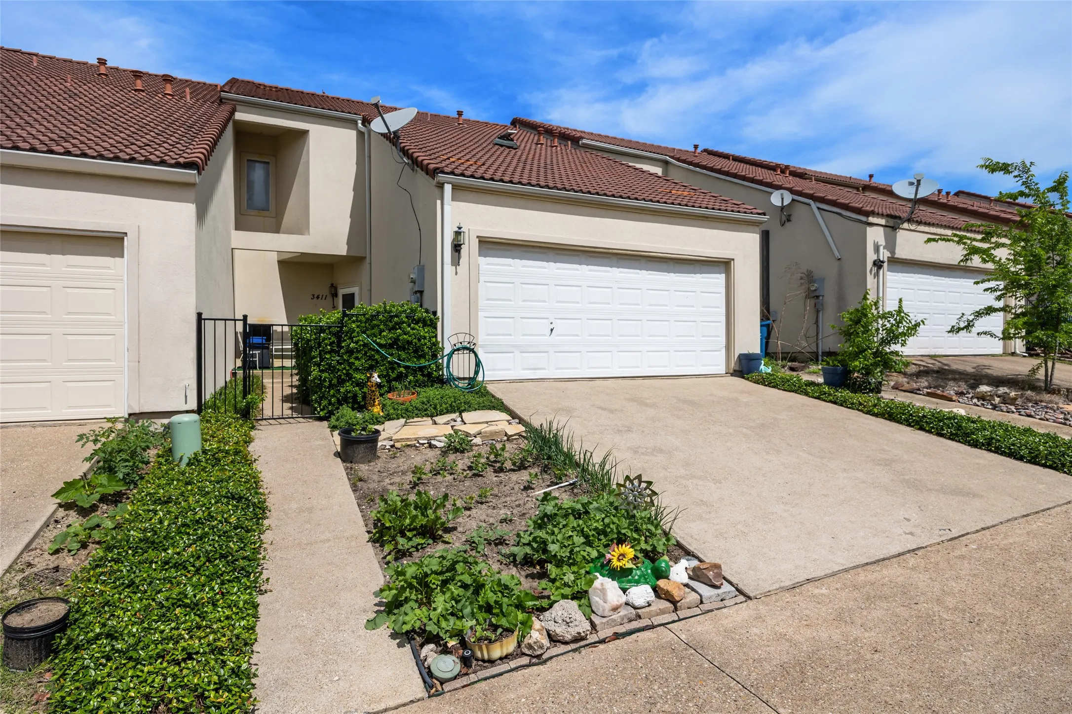 Single Family Residence For Sale in Rockwall County , 3411 Augusta Boulevard, Rockwall, Texas 75087, 3 Bedroom, 3 Bathroom, 2 Garage spaces, 1,932 Sqft, built in 1998, Preowned, mls#21239650, Real Estate Agent in Rockwall, Homes For Sale in Rockwall county, Homes For Sale in Rockwall, Realtor in Rockwall Texas, Real Estate Brokerage Independent Realty Texas, Luminita Cordes Realtor