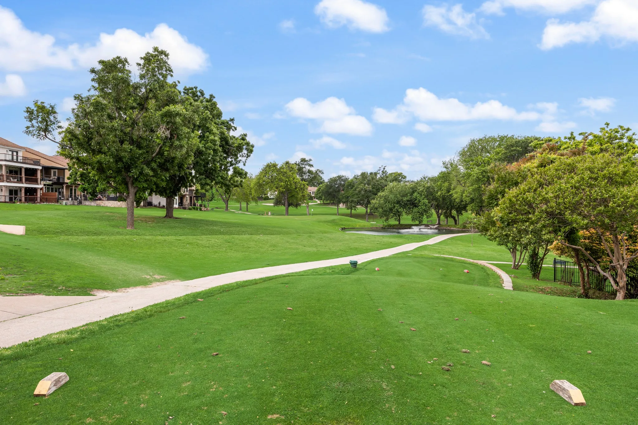 Single Family Residence For Sale in Rockwall County , 3411 Augusta Boulevard, Rockwall, Texas 75087, 3 Bedroom, 3 Bathroom, 2 Garage spaces, 1,932 Sqft, built in 1998, Preowned, mls#21239650, Real Estate Agent in Rockwall, Homes For Sale in Rockwall county, Homes For Sale in Rockwall, Realtor in Rockwall Texas, Real Estate Brokerage Independent Realty Texas, Luminita Cordes Realtor