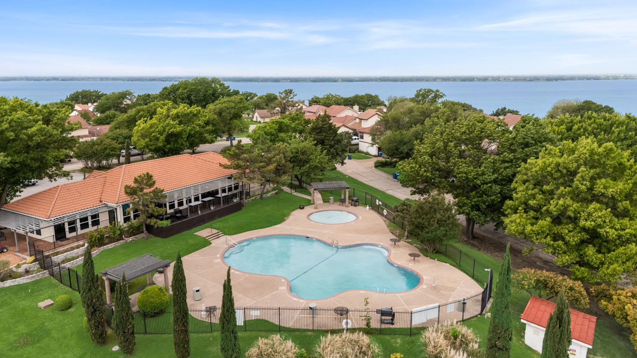 Single Family Residence For Sale in Rockwall County , 3411 Augusta Boulevard, Rockwall, Texas 75087, 3 Bedroom, 3 Bathroom, 2 Garage spaces, 1,932 Sqft, built in 1998, Preowned, mls#21239650, Real Estate Agent in Rockwall, Homes For Sale in Rockwall county, Homes For Sale in Rockwall, Realtor in Rockwall Texas, Real Estate Brokerage Independent Realty Texas, Luminita Cordes Realtor