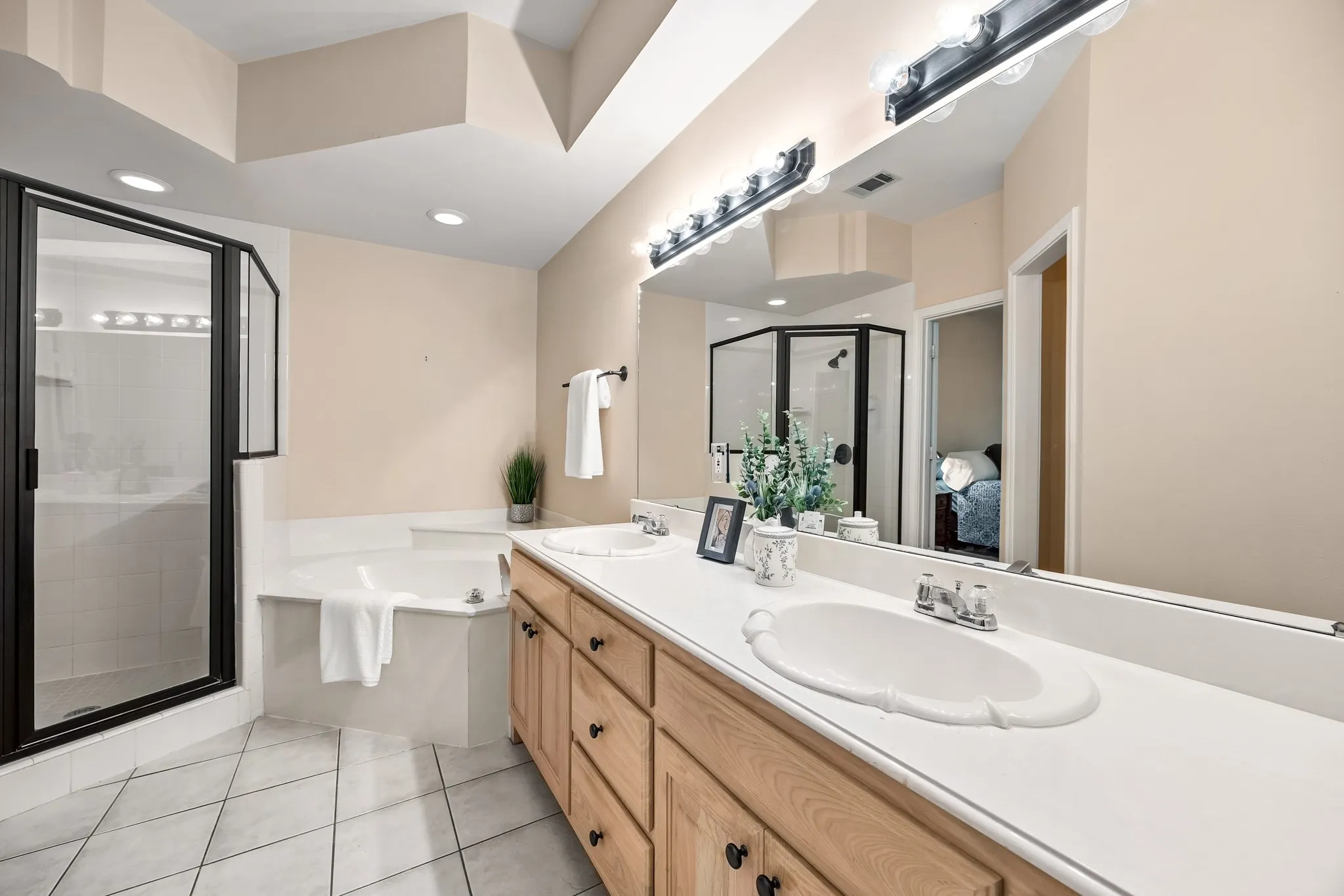 Single Family Residence For Sale in Rockwall County , 3411 Augusta Boulevard, Rockwall, Texas 75087, 3 Bedroom, 3 Bathroom, 2 Garage spaces, 1,932 Sqft, built in 1998, Preowned, mls#21239650, Real Estate Agent in Rockwall, Homes For Sale in Rockwall county, Homes For Sale in Rockwall, Realtor in Rockwall Texas, Real Estate Brokerage Independent Realty Texas, Luminita Cordes Realtor