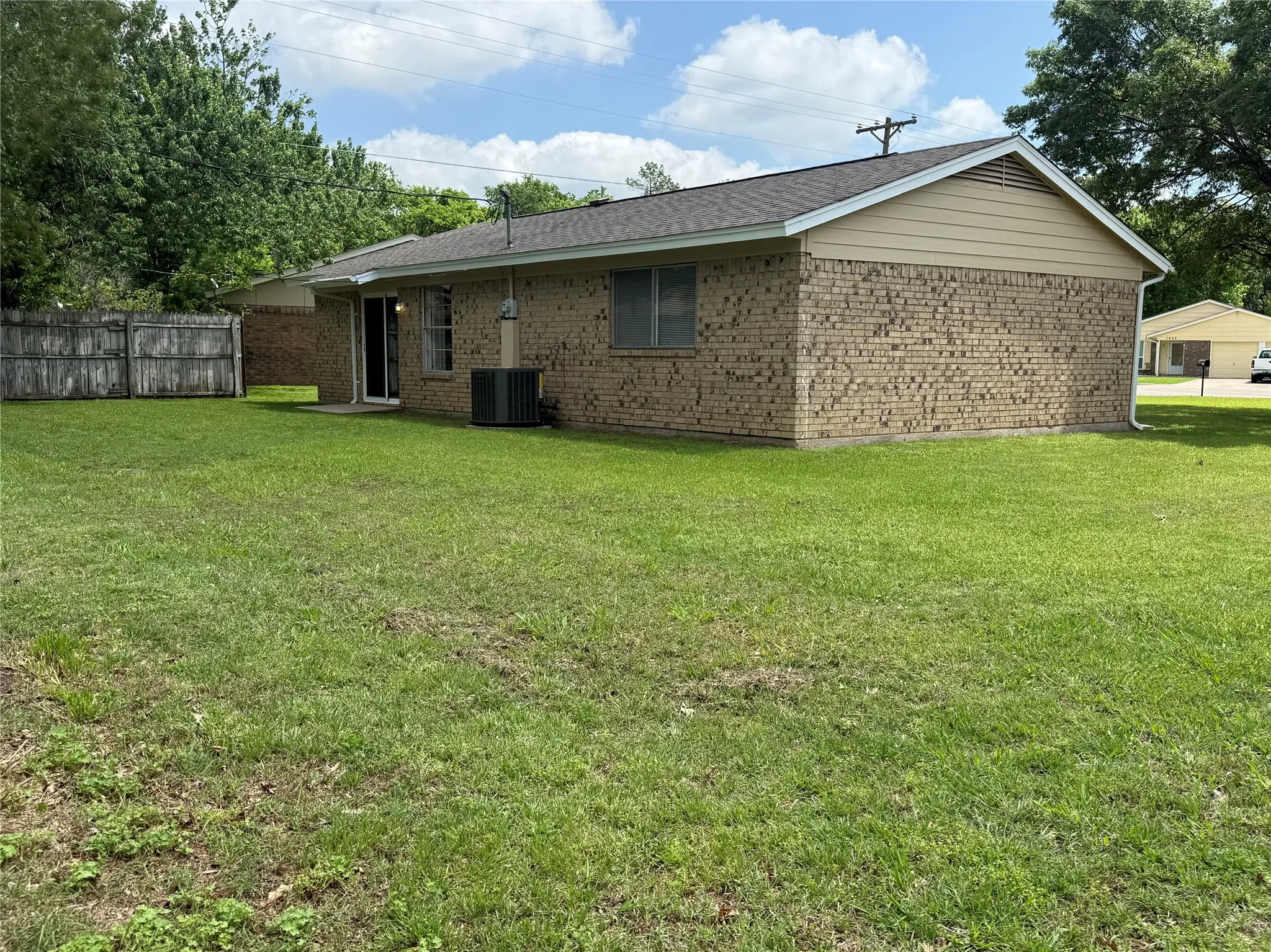 Single Family Residence For Sale in Cooke County , 1001 Parkwood Court, Gainesville, Texas 76240, 2 Bedroom, 1 Bathroom, 1 Garage spaces, 1,056 Sqft, built in 1981, mls#21243979, Real Estate Agent in Gainesville, Homes For Sale in Cooke county, Homes For Sale in Gainesville, Realtor in Gainesville Texas, Real Estate Brokerage Independent Realty Texas, Luminita Cordes Realtor