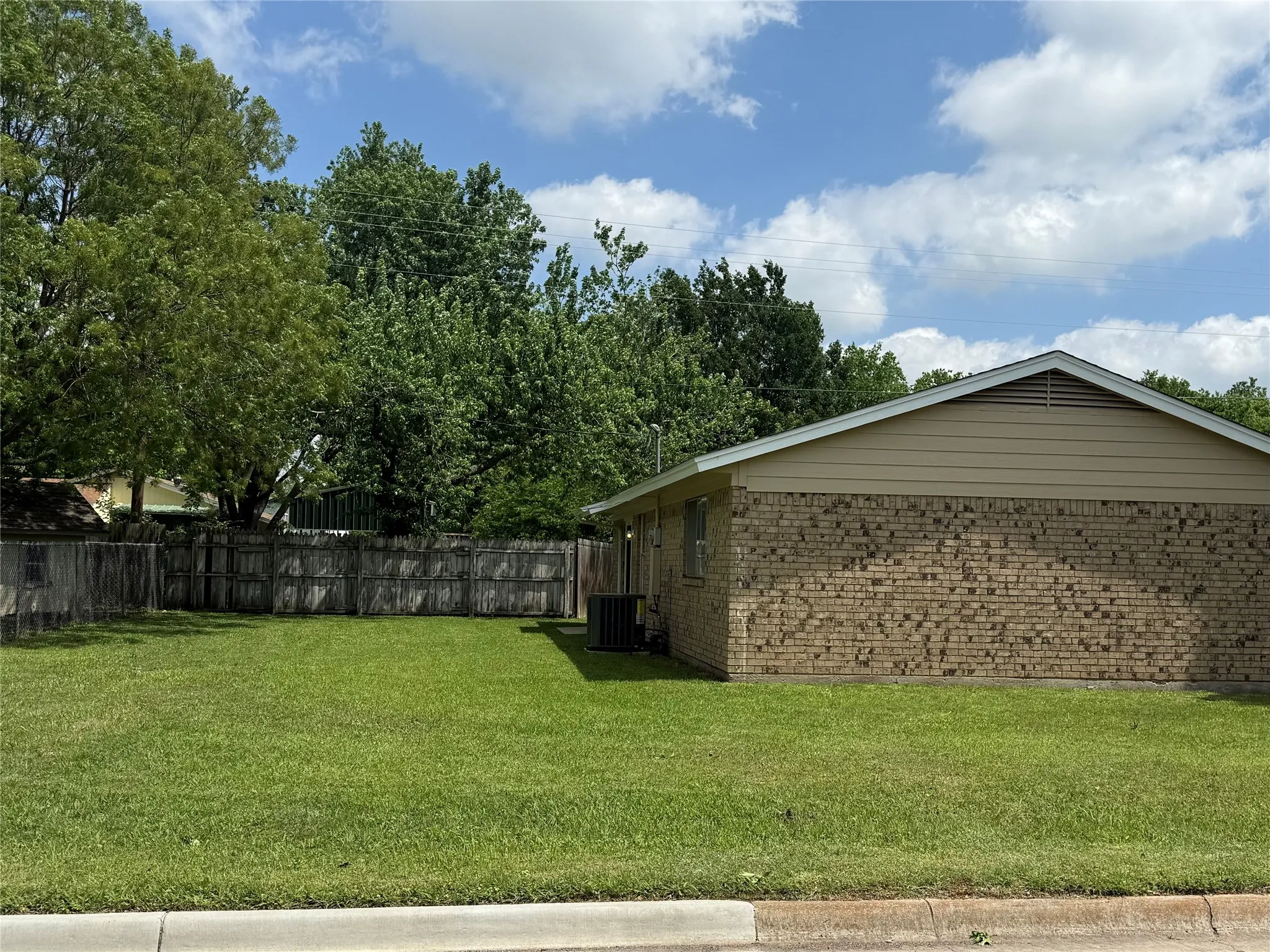 Single Family Residence For Sale in Cooke County , 1001 Parkwood Court, Gainesville, Texas 76240, 2 Bedroom, 1 Bathroom, 1 Garage spaces, 1,056 Sqft, built in 1981, mls#21243979, Real Estate Agent in Gainesville, Homes For Sale in Cooke county, Homes For Sale in Gainesville, Realtor in Gainesville Texas, Real Estate Brokerage Independent Realty Texas, Luminita Cordes Realtor