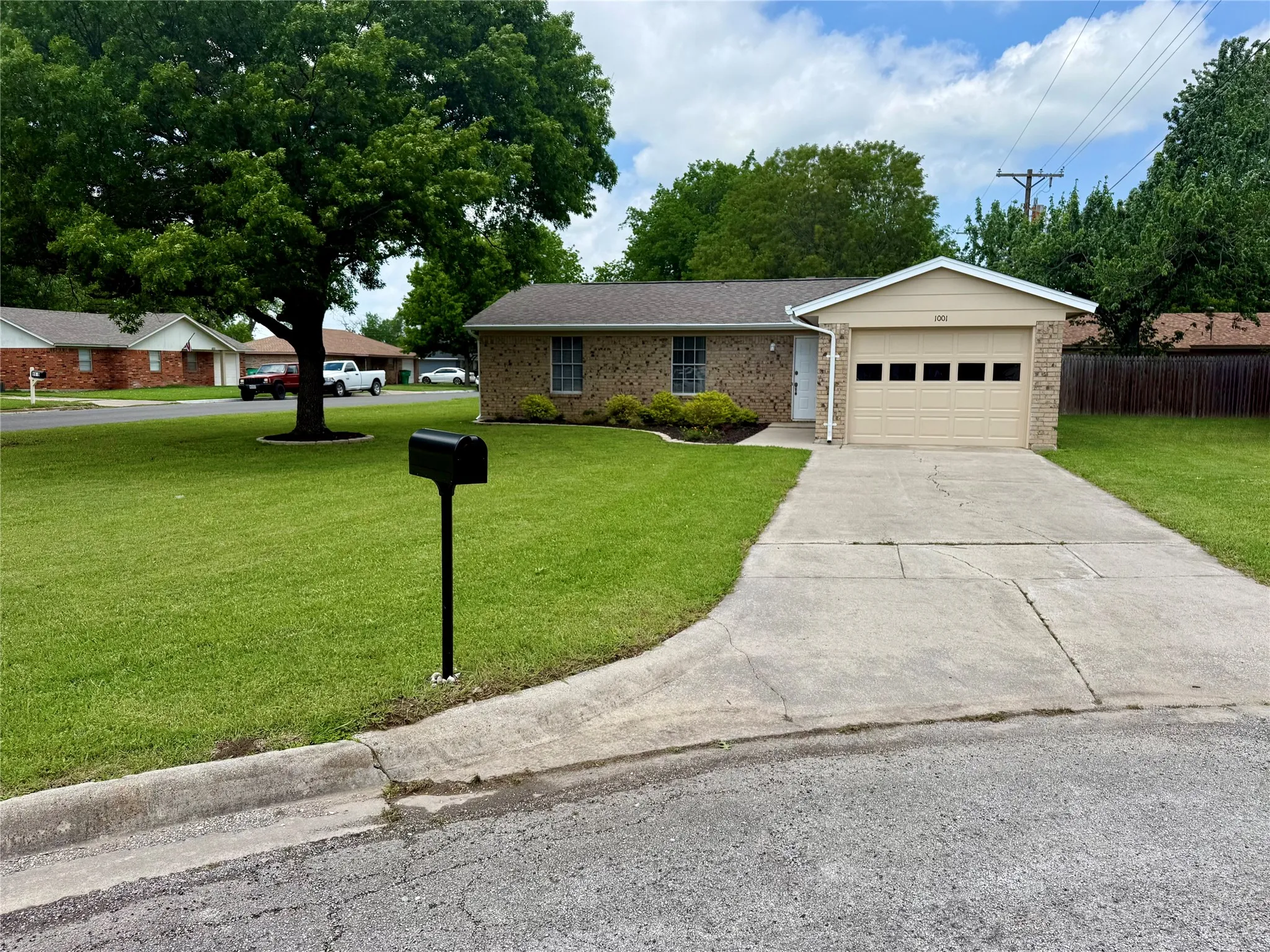 Single Family Residence For Sale in Cooke County , 1001 Parkwood Court, Gainesville, Texas 76240, 2 Bedroom, 1 Bathroom, 1 Garage spaces, 1,056 Sqft, built in 1981, mls#21243979, Real Estate Agent in Gainesville, Homes For Sale in Cooke county, Homes For Sale in Gainesville, Realtor in Gainesville Texas, Real Estate Brokerage Independent Realty Texas, Luminita Cordes Realtor