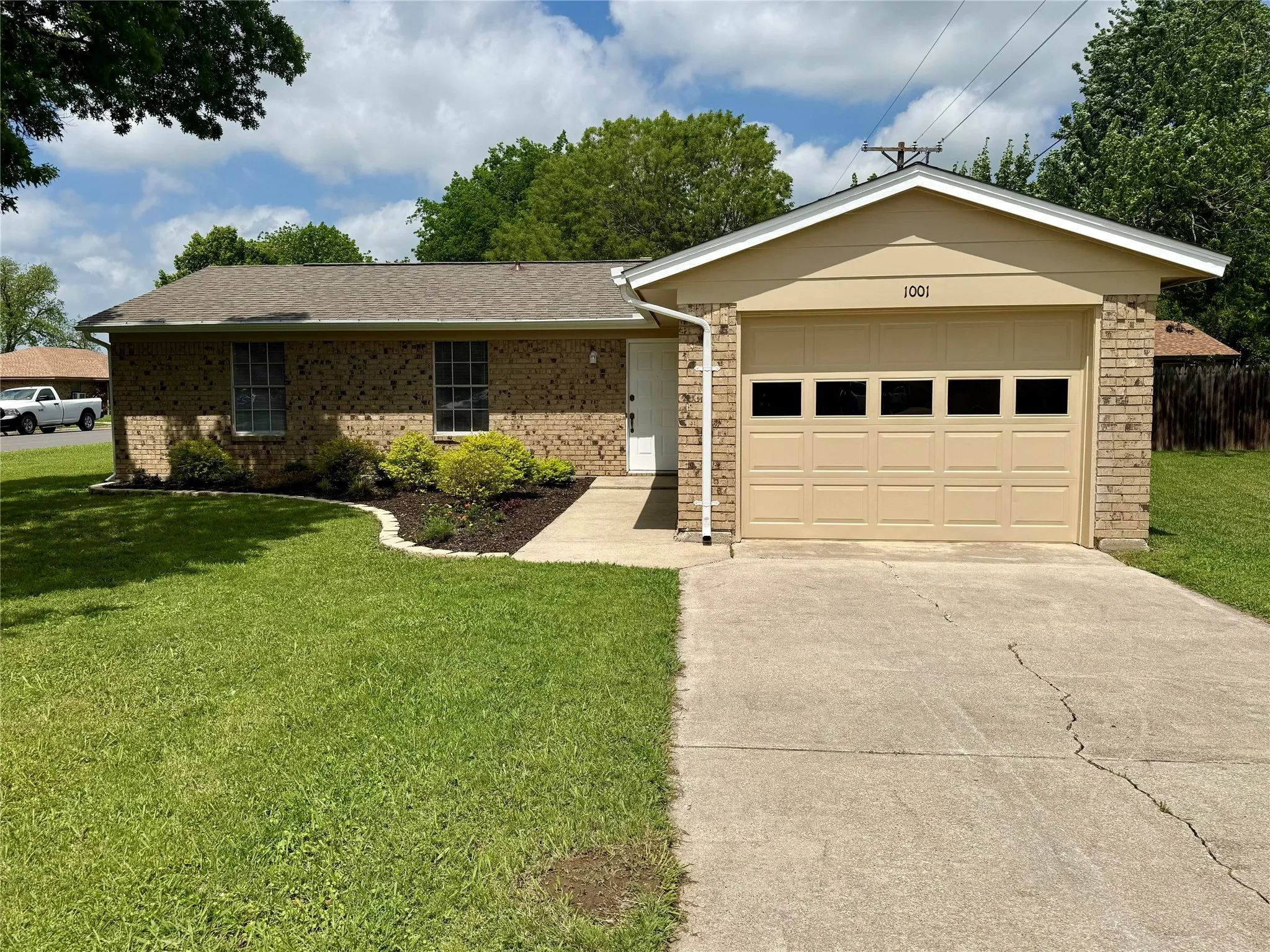 Single Family Residence For Sale in Cooke County , 1001 Parkwood Court, Gainesville, Texas 76240, 2 Bedroom, 1 Bathroom, 1 Garage spaces, 1,056 Sqft, built in 1981, mls#21243979, Real Estate Agent in Gainesville, Homes For Sale in Cooke county, Homes For Sale in Gainesville, Realtor in Gainesville Texas, Real Estate Brokerage Independent Realty Texas, Luminita Cordes Realtor